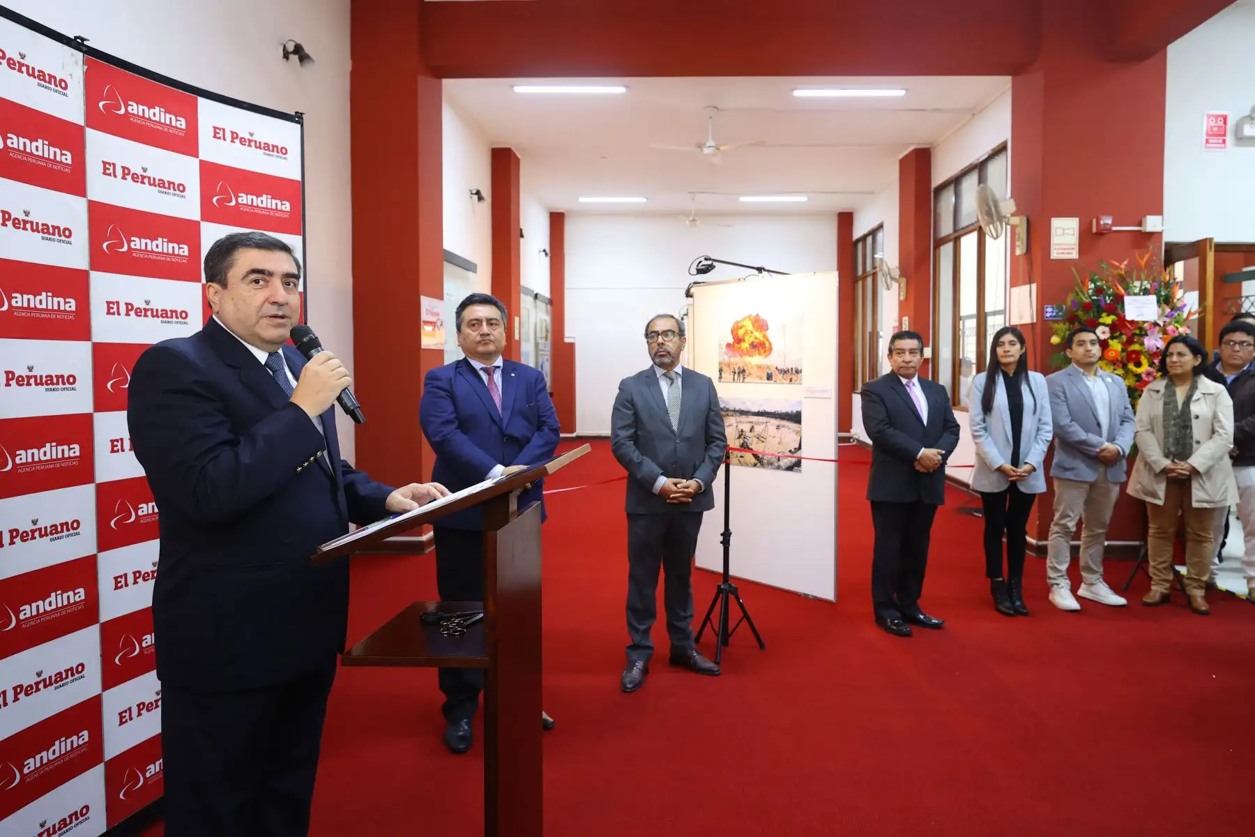 Como parte de las actividades de aniversario, el diario El Peruano realiza la exposición fotográfica denominado " El Peruano 198 años: Exposición del nuevo siglo ".
En la imagen,  el Gerente General de Editora Perú, Carlos Vásquez Lazo.
Foto: ANDINA/Carlos Lezama Villantoy Como parte de las actividades de aniversario, el diario El Peruano realiza la exposición fotográfica denominado " El Peruano 198 años: Exposición del nuevo siglo ".
En la imagen,  el Gerente General de Editora Perú, Carlos Vásquez Lazo.
Foto: ANDINA/Carlos Lezama Villantoy