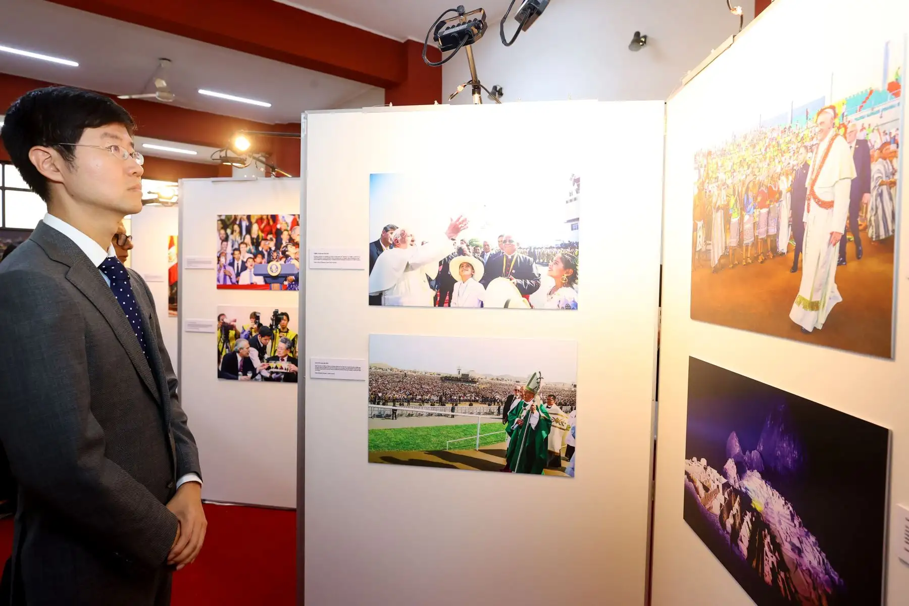 Como parte de las actividades de aniversario, el diario El Peruano realiza la exposición fotográfica denominado " El Peruano 198 años: Exposición del nuevo siglo ".
Foto: ANDINA/Carlos Lezama Villantoy Como parte de las actividades de aniversario, el diario El Peruano realiza la exposición fotográfica denominado " El Peruano 198 años: Exposición del nuevo siglo ".
Foto: ANDINA/Carlos Lezama Villantoy