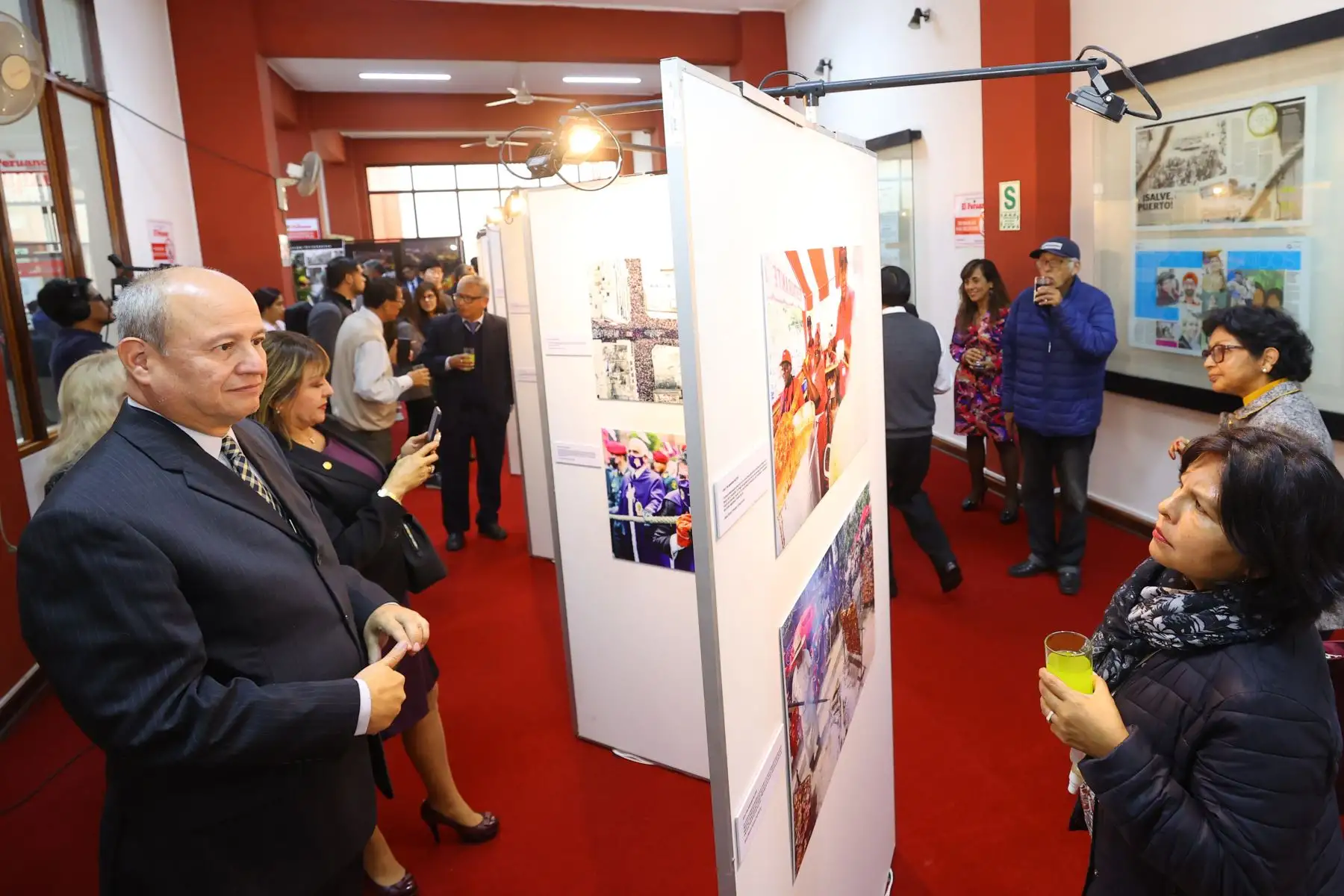 Como parte de las actividades de aniversario, el diario El Peruano realiza la exposición fotográfica denominado " El Peruano 198 años: Exposición del nuevo siglo ".
Foto: ANDINA/Carlos Lezama Villantoy Como parte de las actividades de aniversario, el diario El Peruano realiza la exposición fotográfica denominado " El Peruano 198 años: Exposición del nuevo siglo ".
Foto: ANDINA/Carlos Lezama Villantoy