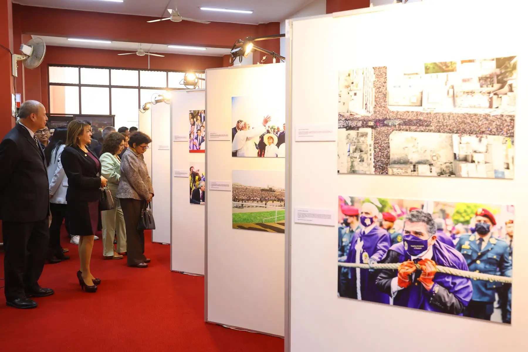 Como parte de las actividades de aniversario, el diario El Peruano realiza la exposición fotográfica denominado " El Peruano 198 años: Exposición del nuevo siglo ".
Foto: ANDINA/Carlos Lezama Villantoy Como parte de las actividades de aniversario, el diario El Peruano realiza la exposición fotográfica denominado " El Peruano 198 años: Exposición del nuevo siglo ".
Foto: ANDINA/Carlos Lezama Villantoy
