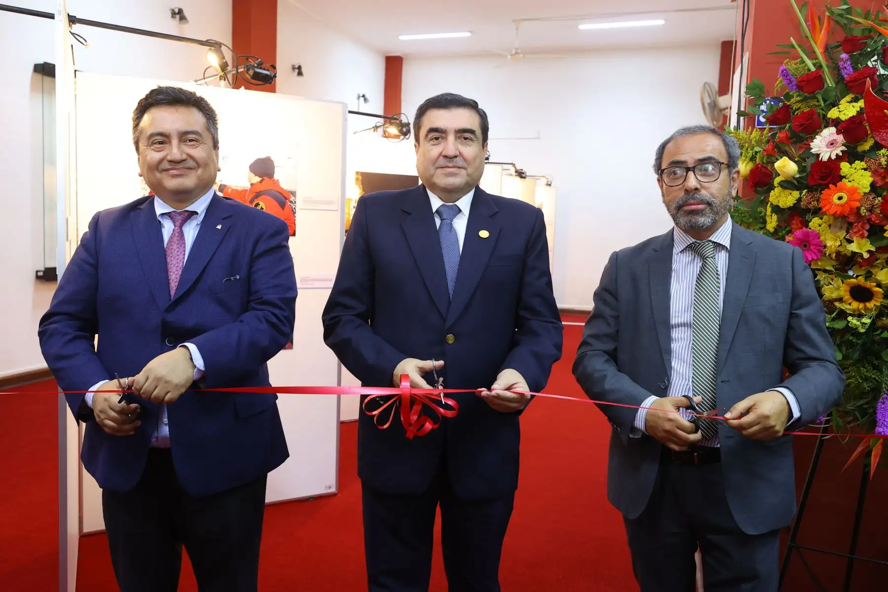 Como parte de las actividades de aniversario, el diario El Peruano realiza la exposición fotográfica denominado " El Peruano 198 años: Exposición del nuevo siglo ". En la imagen, el Gerente General de Editora Perú,  Carlos Vásquez Lazo ; Ricardo Montero, Periodista, ex director de Medios Periodístico y actual Gerente de Publicaciones Oficiales y el  Director de Medios Periodísticos, Félix Paz Quiroz.
Foto: ANDINA/Carlos Lezama Villantoy Como parte de las actividades de aniversario, el diario El Peruano realiza la exposición fotográfica denominado " El Peruano 198 años: Exposición del nuevo siglo ". En la imagen, el Gerente General de Editora Perú,  Carlos Vásquez Lazo ; Ricardo Montero, Periodista, ex director de Medios Periodístico y actual Gerente de Publicaciones Oficiales y el  Director de Medios Periodísticos, Félix Paz Quiroz.
Foto: ANDINA/Carlos Lezama Villantoy