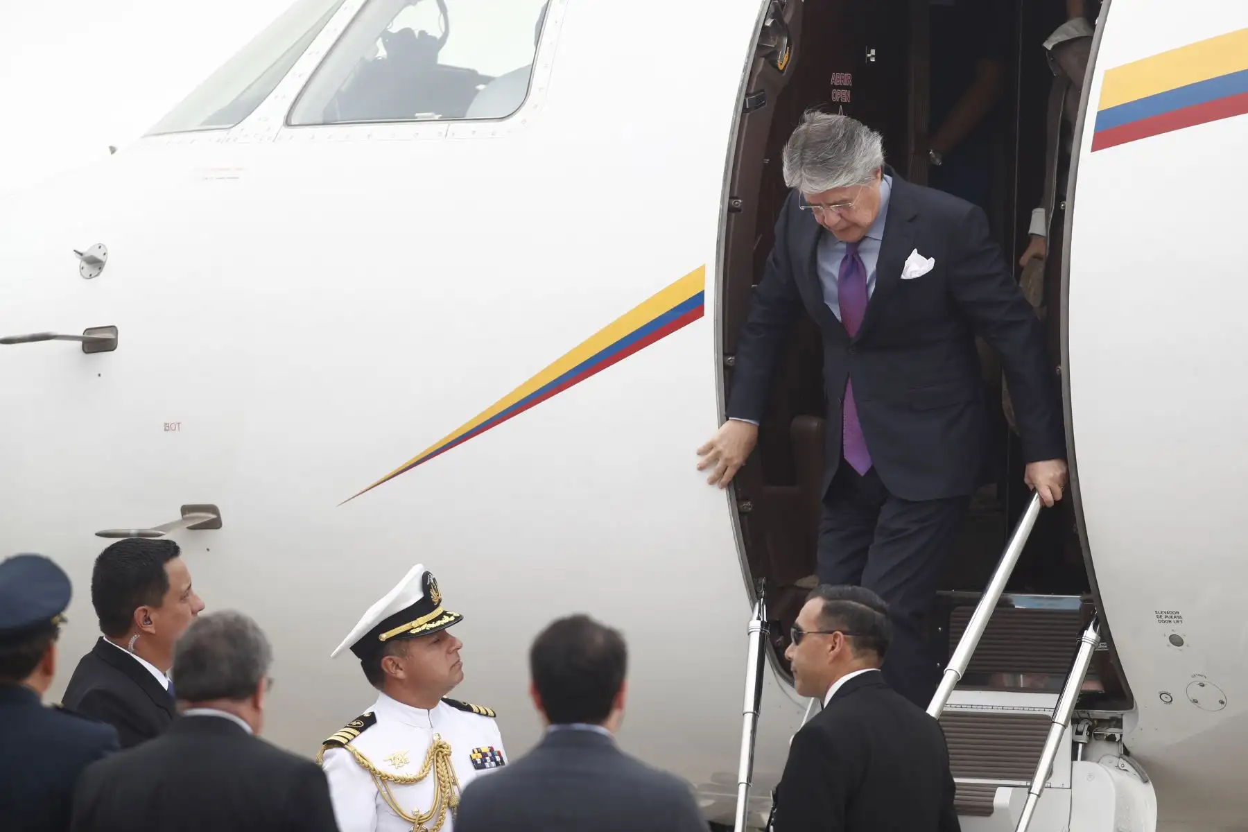 Promediando las 13:00 horas, el avión del presidente de Ecuador, Guillermo Lasso, aterrizó en suelo peruano en el Grupo Aéreo N° 8 de la FAP en el Callao, y fue recibido por la ministra de Relaciones Exteriores, Ana Cecilia Gervasi, y por el Mayor General FAP Armando Revoredo.
Foto: ANDINA/Daniel Bracamonte