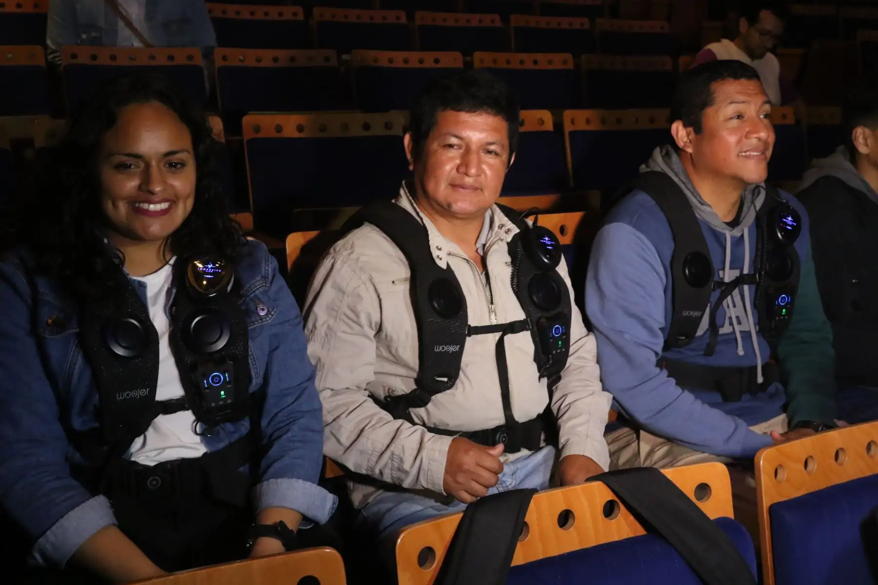 Anuncian la llegada de los cinco primeros chalecos vibratorios, que beneficiarán a las personas sordas e hipoacúsicas que acuden al Gran Teatro Nacional.
Foto: ANDINA/ Héctor Vinces