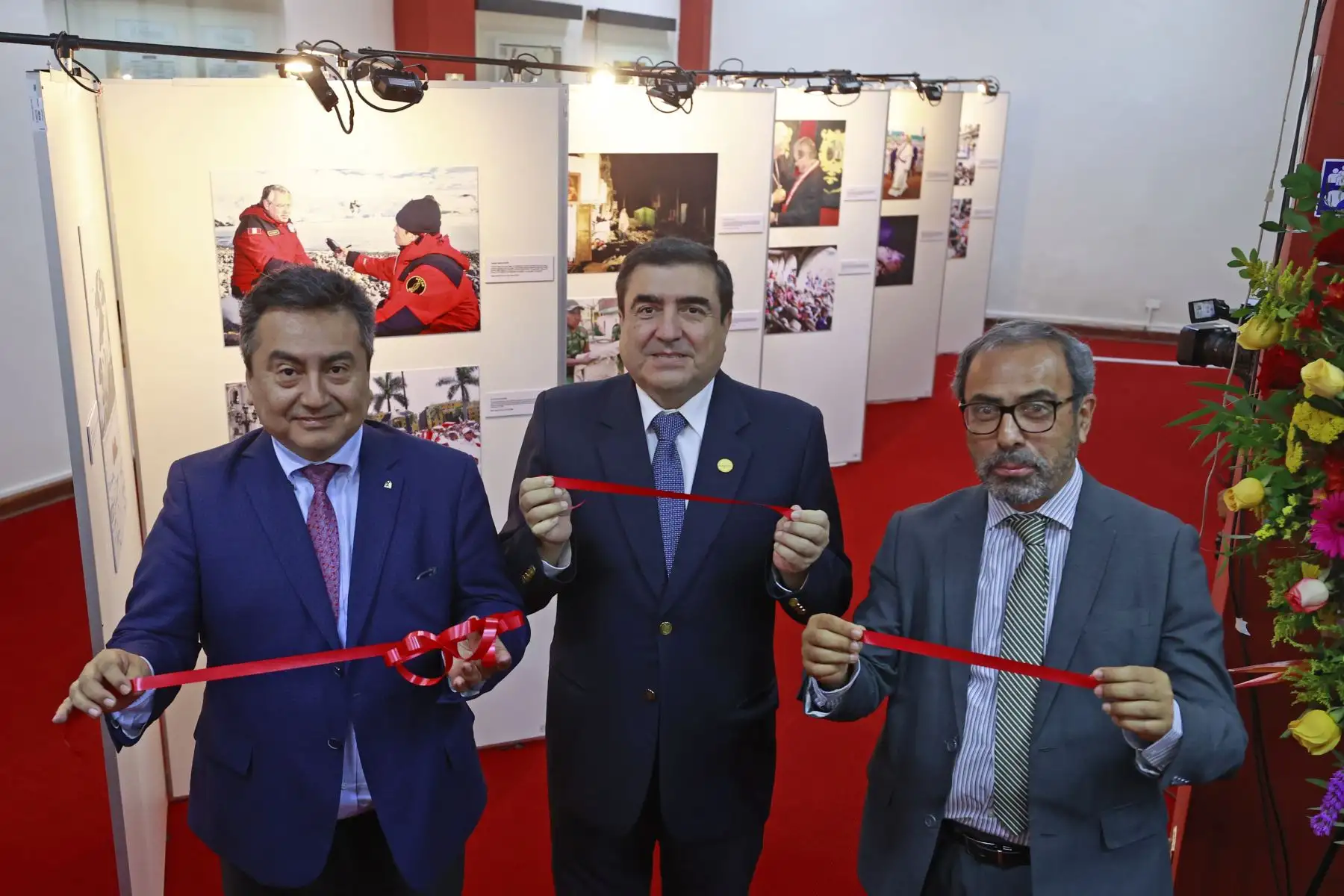El Diario Oficial El Peruano realiza la exposición fotográfica denominado " El Peruano 198 años: Exposición del nuevo siglo ". Palabras de Apertura Gerente General Carlos Vásquez Lazo, Ricardo Montero, Periodista, ex director de Medios Periodístico y actual Gerente de Publicaciones Oficiales y el  Director de Medios Periodísticos, Félix Paz Quiroz. Foto: ANDINA/Vidal Tarqui El Diario Oficial El Peruano realiza la exposición fotográfica denominado " El Peruano 198 años: Exposición del nuevo siglo ". Palabras de Apertura Gerente General Carlos Vásquez Lazo, Ricardo Montero, Periodista, ex director de Medios Periodístico y actual Gerente de Publicaciones Oficiales y el  Director de Medios Periodísticos, Félix Paz Quiroz. Foto: ANDINA/Vidal Tarqui