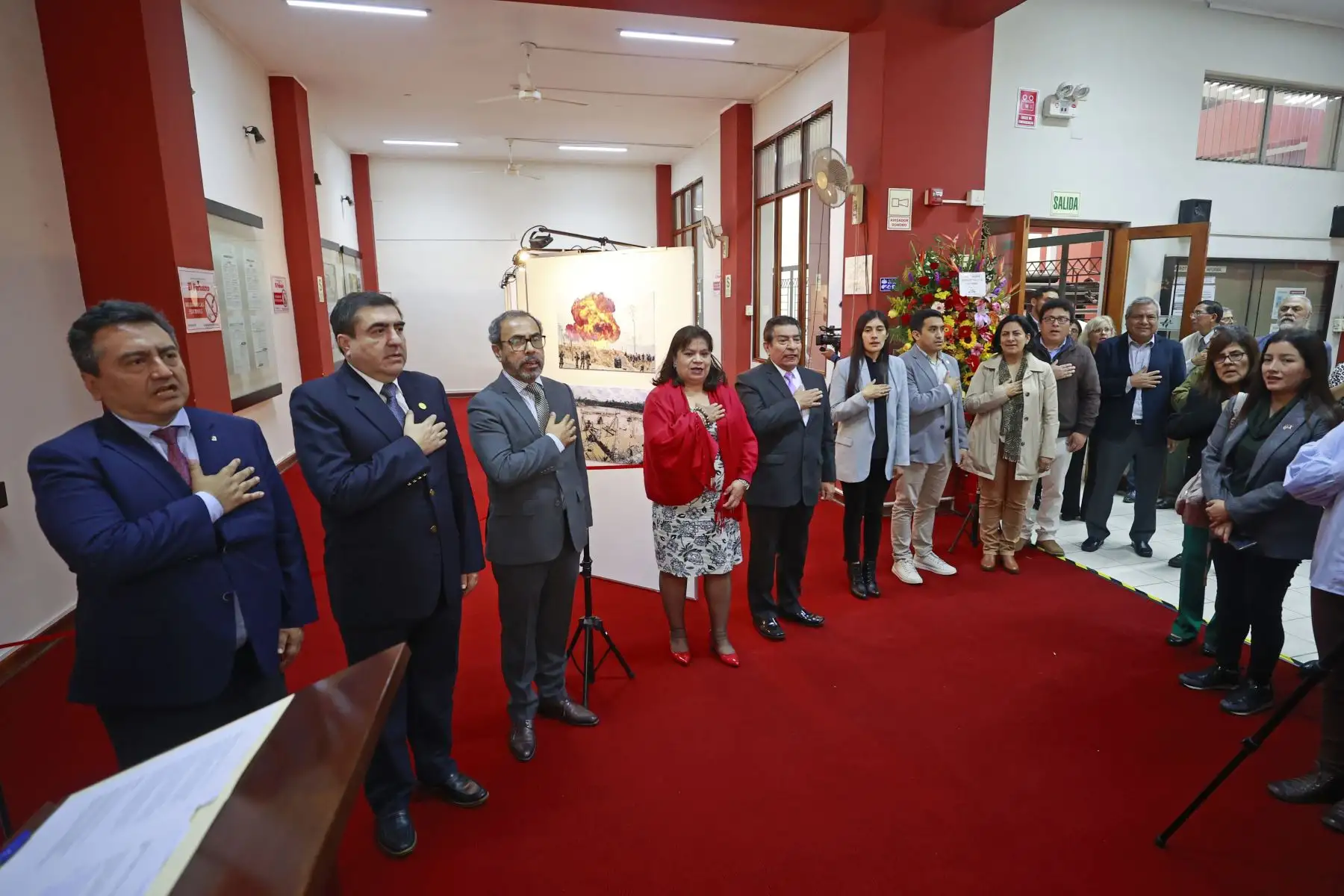 El Diario Oficial El Peruano realiza la exposición fotográfica denominado " El Peruano 198 años: Exposición del nuevo siglo ". Palabras de Apertura Gerente General Carlos Vásquez Lazo, Ricardo Montero, Periodista, ex director de Medios Periodístico y actual Gerente de Publicaciones Oficiales y el  Director de Medios Periodísticos, Félix Paz Quiroz. Foto: ANDINA/Vidal Tarqui El Diario Oficial El Peruano realiza la exposición fotográfica denominado " El Peruano 198 años: Exposición del nuevo siglo ". Palabras de Apertura Gerente General Carlos Vásquez Lazo, Ricardo Montero, Periodista, ex director de Medios Periodístico y actual Gerente de Publicaciones Oficiales y el  Director de Medios Periodísticos, Félix Paz Quiroz. Foto: ANDINA/Vidal Tarqui