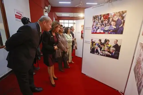 Invitados de instituciones y embajadas asistieron a inauguración de muestra, que estará abierta todo noviembre. Foto: ANDINA/Vidal Tarqui