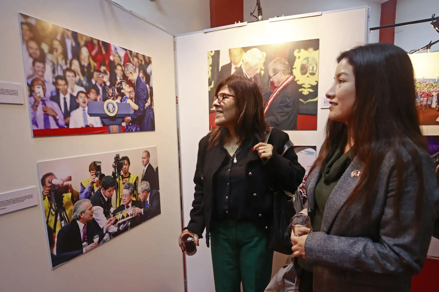 El Diario Oficial El Peruano realiza la exposición fotográfica denominado " El Peruano 198 años: Exposición del nuevo siglo ". Palabras de Apertura Gerente General Carlos Vásquez Lazo, Ricardo Montero, Periodista, ex director de Medios Periodístico y actual Gerente de Publicaciones Oficiales y el  Director de Medios Periodísticos, Félix Paz Quiroz. Foto: ANDINA/Vidal Tarqui El Diario Oficial El Peruano realiza la exposición fotográfica denominado " El Peruano 198 años: Exposición del nuevo siglo ". Palabras de Apertura Gerente General Carlos Vásquez Lazo, Ricardo Montero, Periodista, ex director de Medios Periodístico y actual Gerente de Publicaciones Oficiales y el  Director de Medios Periodísticos, Félix Paz Quiroz. Foto: ANDINA/Vidal Tarqui