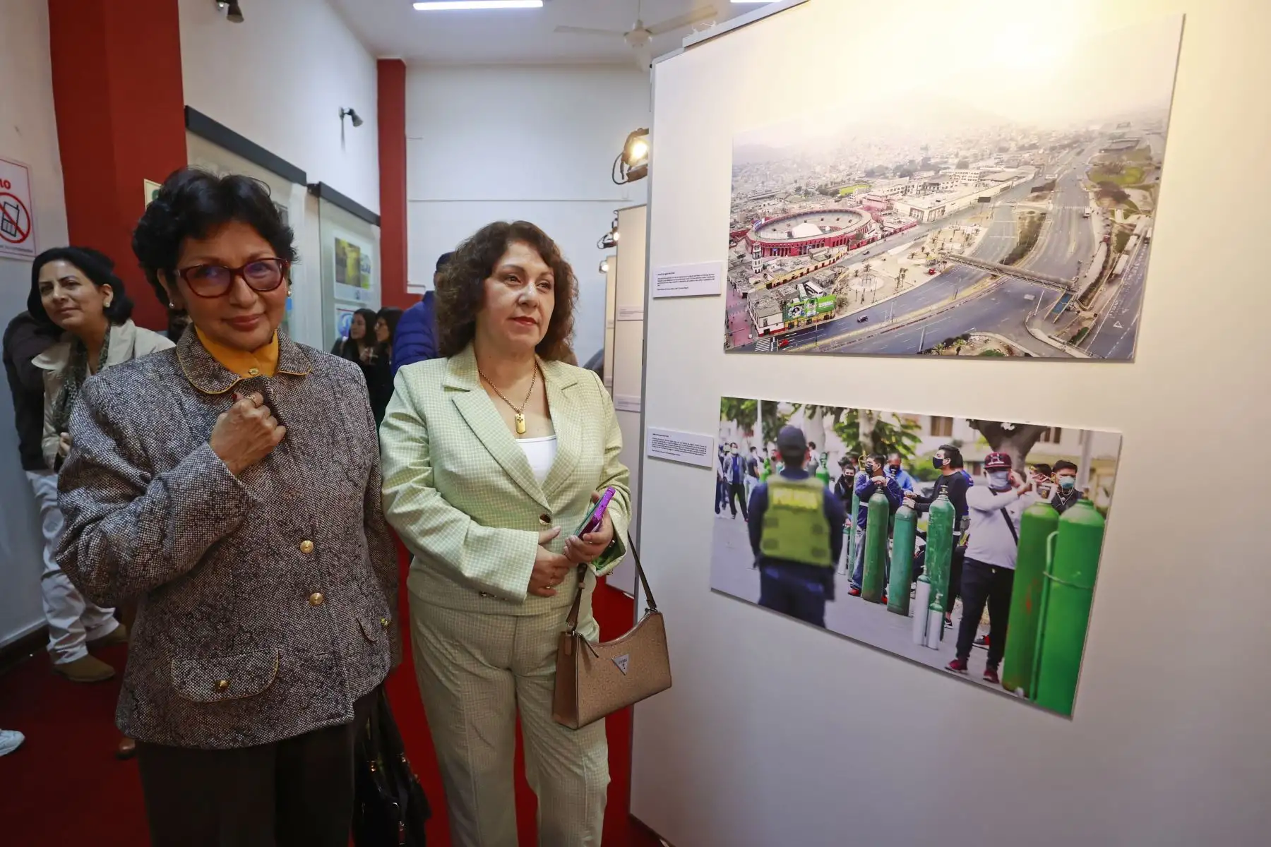 El Diario Oficial El Peruano realiza la exposición fotográfica denominado " El Peruano 198 años: Exposición del nuevo siglo ". Palabras de Apertura Gerente General Carlos Vásquez Lazo, Ricardo Montero, Periodista, ex director de Medios Periodístico y actual Gerente de Publicaciones Oficiales y el  Director de Medios Periodísticos, Félix Paz Quiroz. Foto: ANDINA/Vidal Tarqui El Diario Oficial El Peruano realiza la exposición fotográfica denominado " El Peruano 198 años: Exposición del nuevo siglo ". Palabras de Apertura Gerente General Carlos Vásquez Lazo, Ricardo Montero, Periodista, ex director de Medios Periodístico y actual Gerente de Publicaciones Oficiales y el  Director de Medios Periodísticos, Félix Paz Quiroz. Foto: ANDINA/Vidal Tarqui