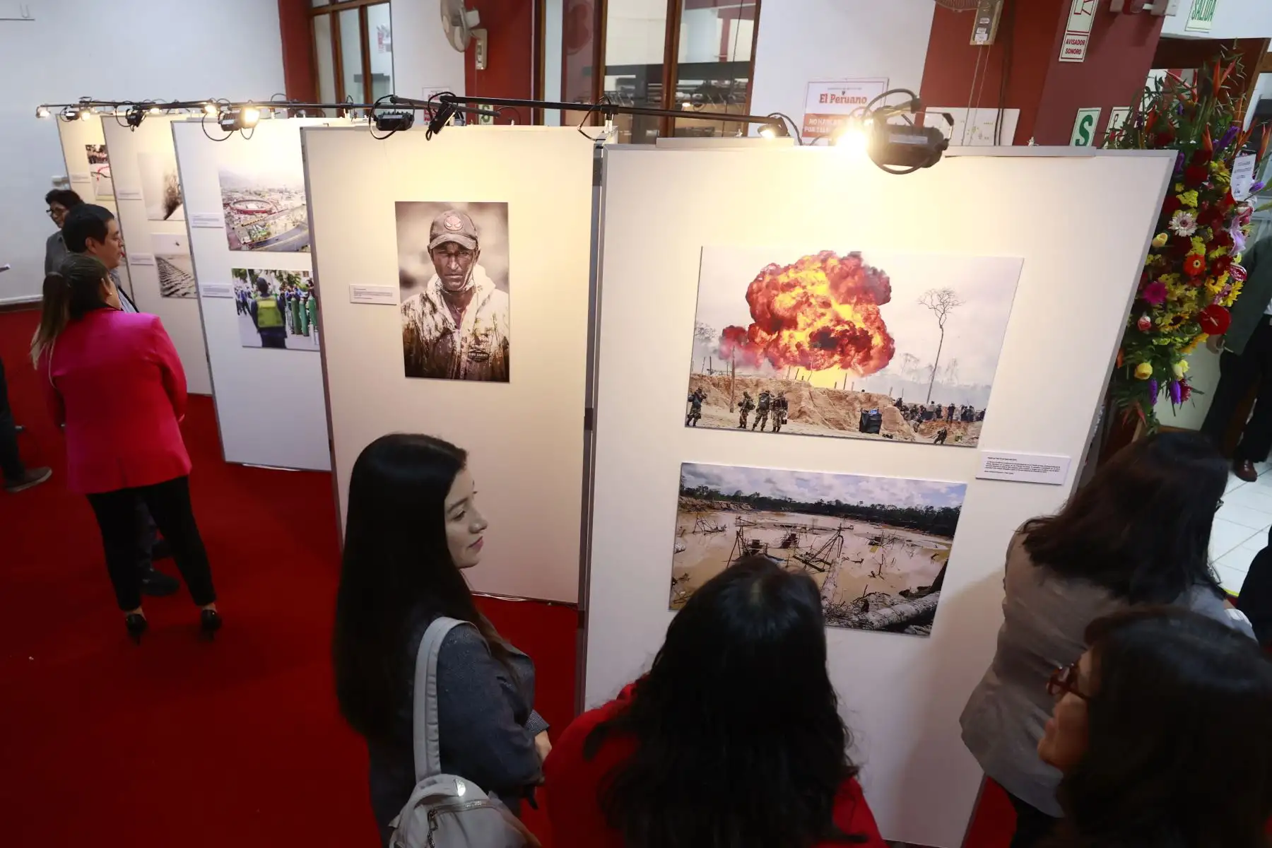 El Diario Oficial El Peruano realiza la exposición fotográfica denominado " El Peruano 198 años: Exposición del nuevo siglo ". Palabras de Apertura Gerente General Carlos Vásquez Lazo, Ricardo Montero, Periodista, ex director de Medios Periodístico y actual Gerente de Publicaciones Oficiales y el  Director de Medios Periodísticos, Félix Paz Quiroz. Foto: ANDINA/Vidal Tarqui El Diario Oficial El Peruano realiza la exposición fotográfica denominado " El Peruano 198 años: Exposición del nuevo siglo ". Palabras de Apertura Gerente General Carlos Vásquez Lazo, Ricardo Montero, Periodista, ex director de Medios Periodístico y actual Gerente de Publicaciones Oficiales y el  Director de Medios Periodísticos, Félix Paz Quiroz. Foto: ANDINA/Vidal Tarqui
