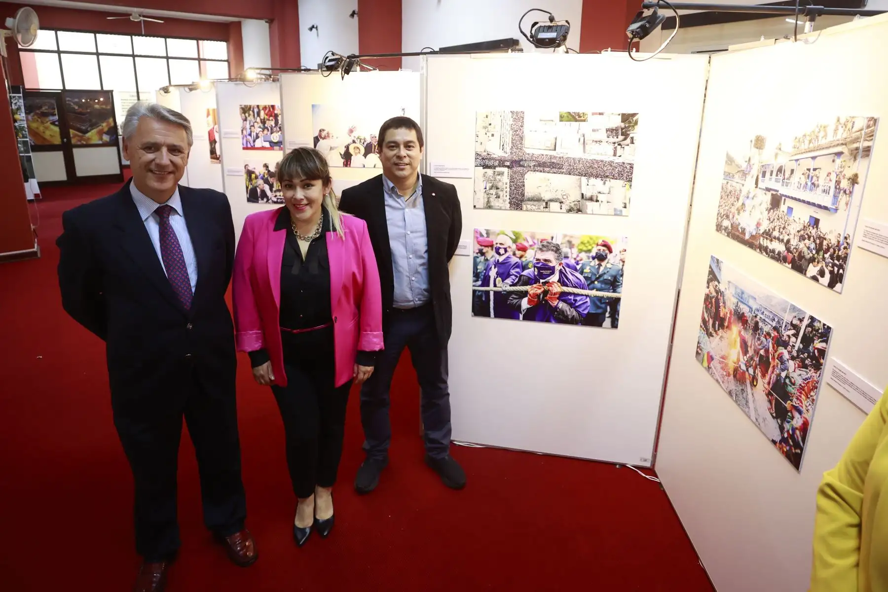 El Diario Oficial El Peruano realiza la exposición fotográfica denominado " El Peruano 198 años: Exposición del nuevo siglo ". Palabras de Apertura Gerente General Carlos Vásquez Lazo, Ricardo Montero, Periodista, ex director de Medios Periodístico y actual Gerente de Publicaciones Oficiales y el  Director de Medios Periodísticos, Félix Paz Quiroz. Foto: ANDINA/Vidal Tarqui El Diario Oficial El Peruano realiza la exposición fotográfica denominado " El Peruano 198 años: Exposición del nuevo siglo ". Palabras de Apertura Gerente General Carlos Vásquez Lazo, Ricardo Montero, Periodista, ex director de Medios Periodístico y actual Gerente de Publicaciones Oficiales y el  Director de Medios Periodísticos, Félix Paz Quiroz. Foto: ANDINA/Vidal Tarqui