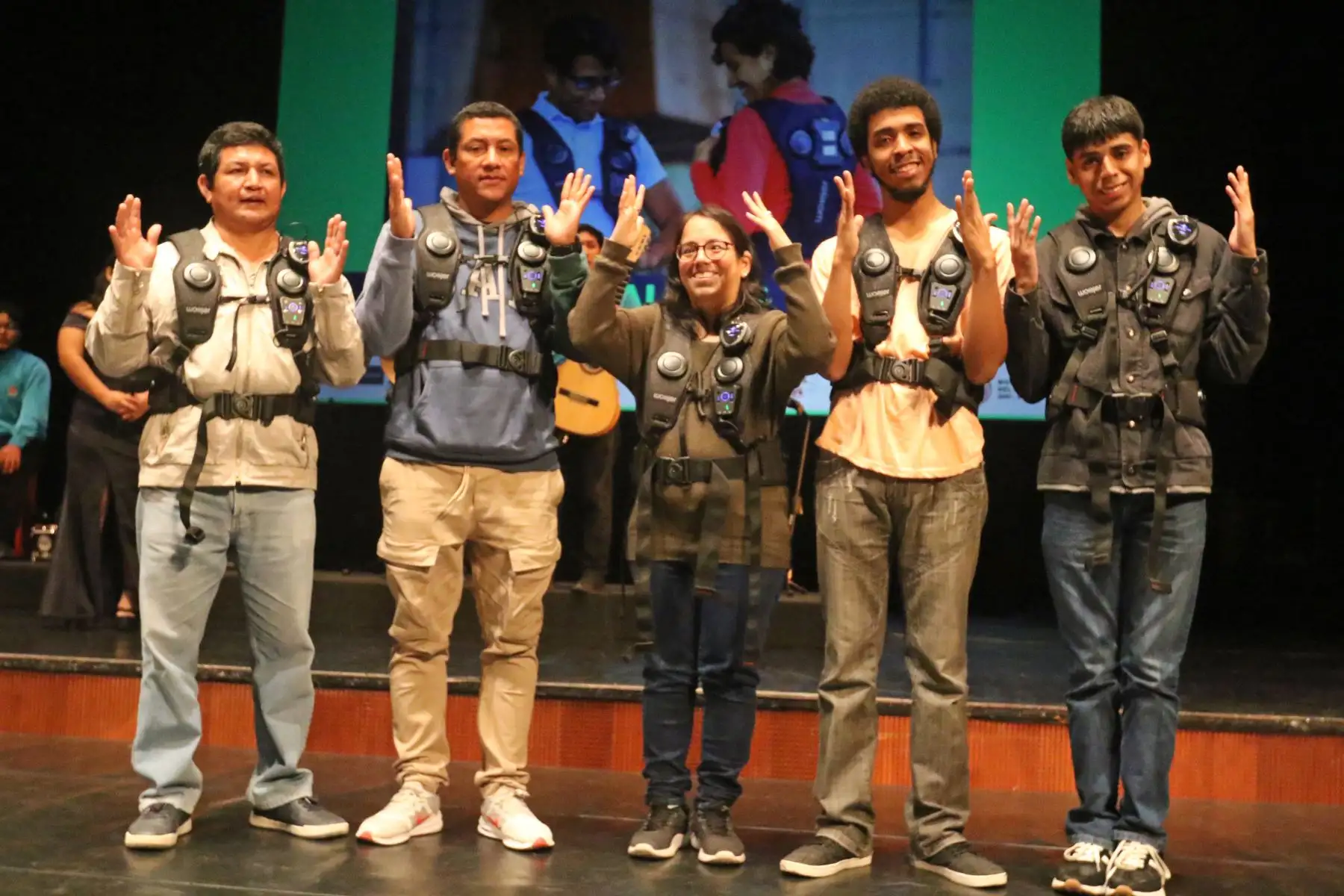 La ministra de Cultura, Leslie Urteaga, anuncia la llegada de los cinco primeros chalecos vibratorios, que beneficiarán a las personas sordas e hipoacúsicas que acuden al Gran Teatro Nacional.
Foto: ANDINA/ Héctor Vinces
