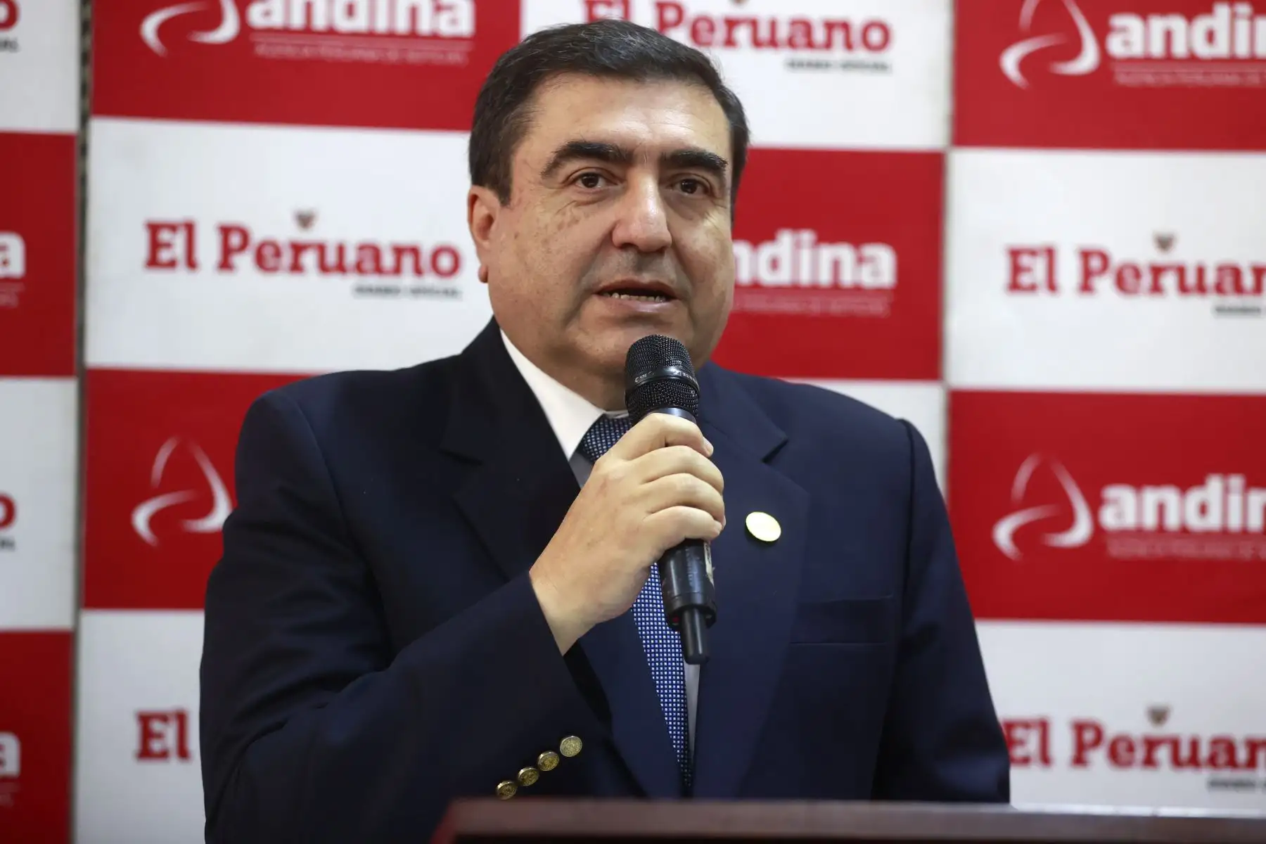 El Diario Oficial El Peruano realiza la exposición fotográfica denominado " El Peruano 198 años: Exposición del nuevo siglo ". Palabras de Apertura Gerente General Carlos Vásquez Lazo, Ricardo Montero, Periodista, ex director de Medios Periodístico y actual Gerente de Publicaciones Oficiales y el Director de Medios Periodísticos, Félix Paz Quiroz. Foto: ANDINA/Vidal Tarqui El Diario Oficial El Peruano realiza la exposición fotográfica denominado " El Peruano 198 años: Exposición del nuevo siglo ". Palabras de Apertura Gerente General Carlos Vásquez Lazo, Ricardo Montero, Periodista, ex director de Medios Periodístico y actual Gerente de Publicaciones Oficiales y el Director de Medios Periodísticos, Félix Paz Quiroz. Foto: ANDINA/Vidal Tarqui
