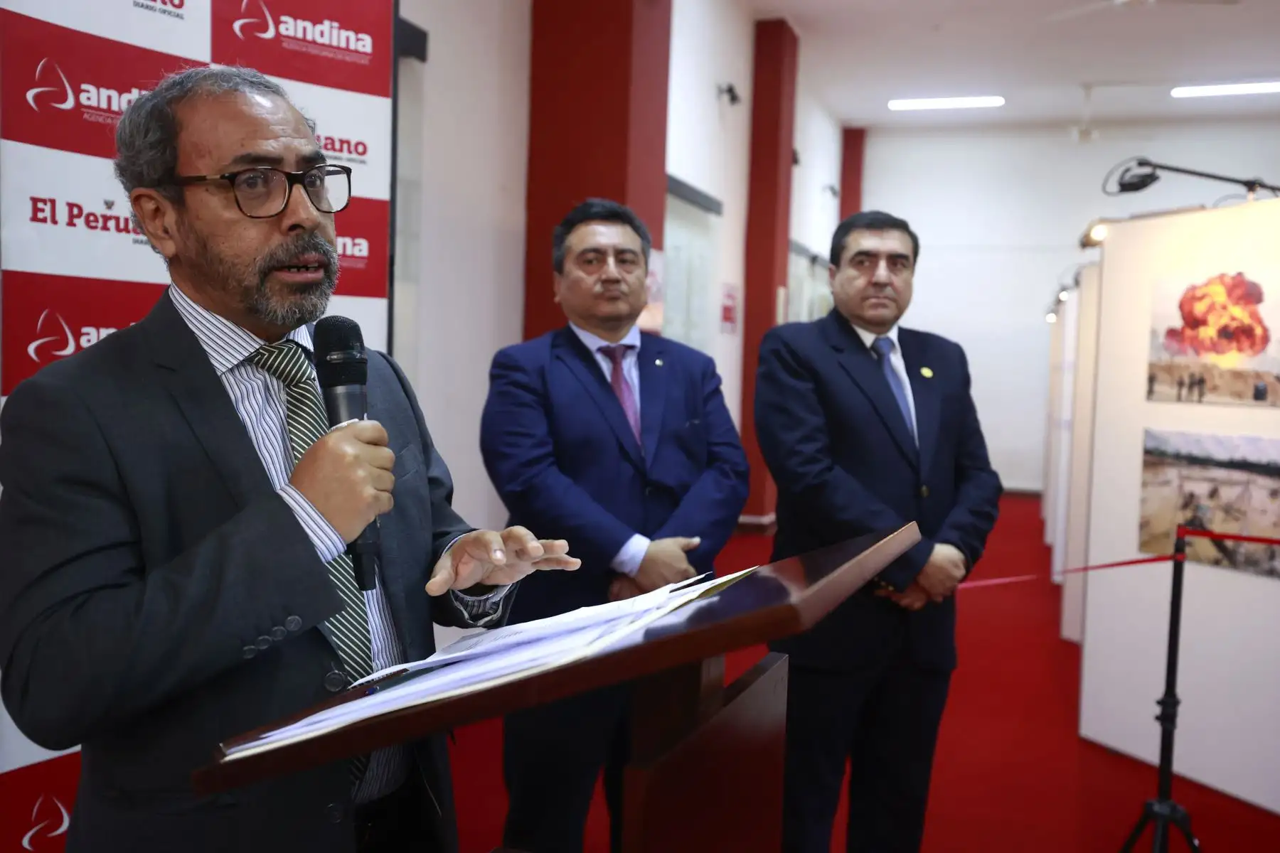 El Diario Oficial El Peruano realiza la exposición fotográfica denominado " El Peruano 198 años: Exposición del nuevo siglo ". Palabras de Apertura Gerente General Carlos Vásquez Lazo, Ricardo Montero, Periodista, ex director de Medios Periodístico y actual Gerente de Publicaciones Oficiales y el Director de Medios Periodísticos, Félix Paz Quiroz. Foto: ANDINA/Vidal Tarqui El Diario Oficial El Peruano realiza la exposición fotográfica denominado " El Peruano 198 años: Exposición del nuevo siglo ". Palabras de Apertura Gerente General Carlos Vásquez Lazo, Ricardo Montero, Periodista, ex director de Medios Periodístico y actual Gerente de Publicaciones Oficiales y el Director de Medios Periodísticos, Félix Paz Quiroz. Foto: ANDINA/Vidal Tarqui