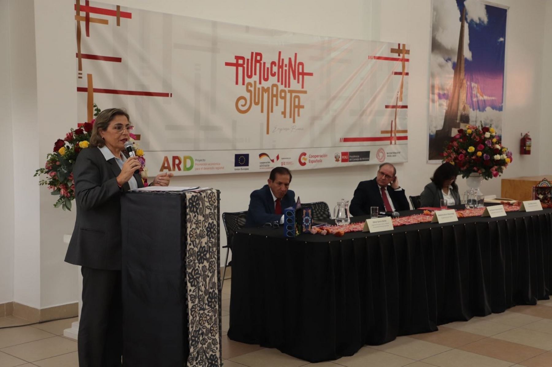 La viceministra de Turismo, Madeleine Burns, presentó hoy el proyecto Ruruchina Sumaqta (Empresa Buena), en Ayacucho, para impulsar la innovación en la artesanía. Foto: Cortesía.