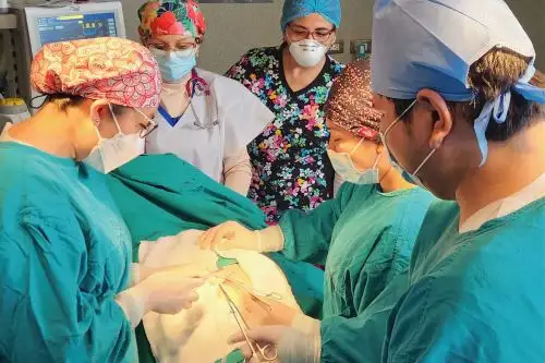 La cirujana oncóloga de tórax en el Departamento de Oncología, Maisa Valenzuela, encabezó un equipo multidisciplinario de profesionales de la salud en la exitosa cirugía de tórax, usando la técnica uniportal VATS. ANDINA/ Gobierno Regional del Callao.