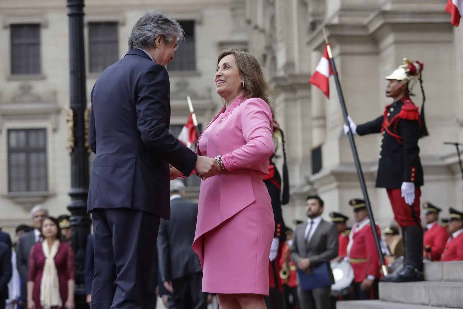 La mandataria Dina Ercilia Boluarte Zegarra recibió al presidente de Ecuador, Guillermo Lasso, en el marco del 25.° aniversario de la suscripción de los Acuerdos de Paz de Brasilia. Ambos mandatarios junto a los ministros de Estado de ambos países, sostuvieron una reunión donde afianzaron las relaciones y lazos de amistad que unen a nuestros pueblos.
Foto: ANDINA/Presidencia Perú