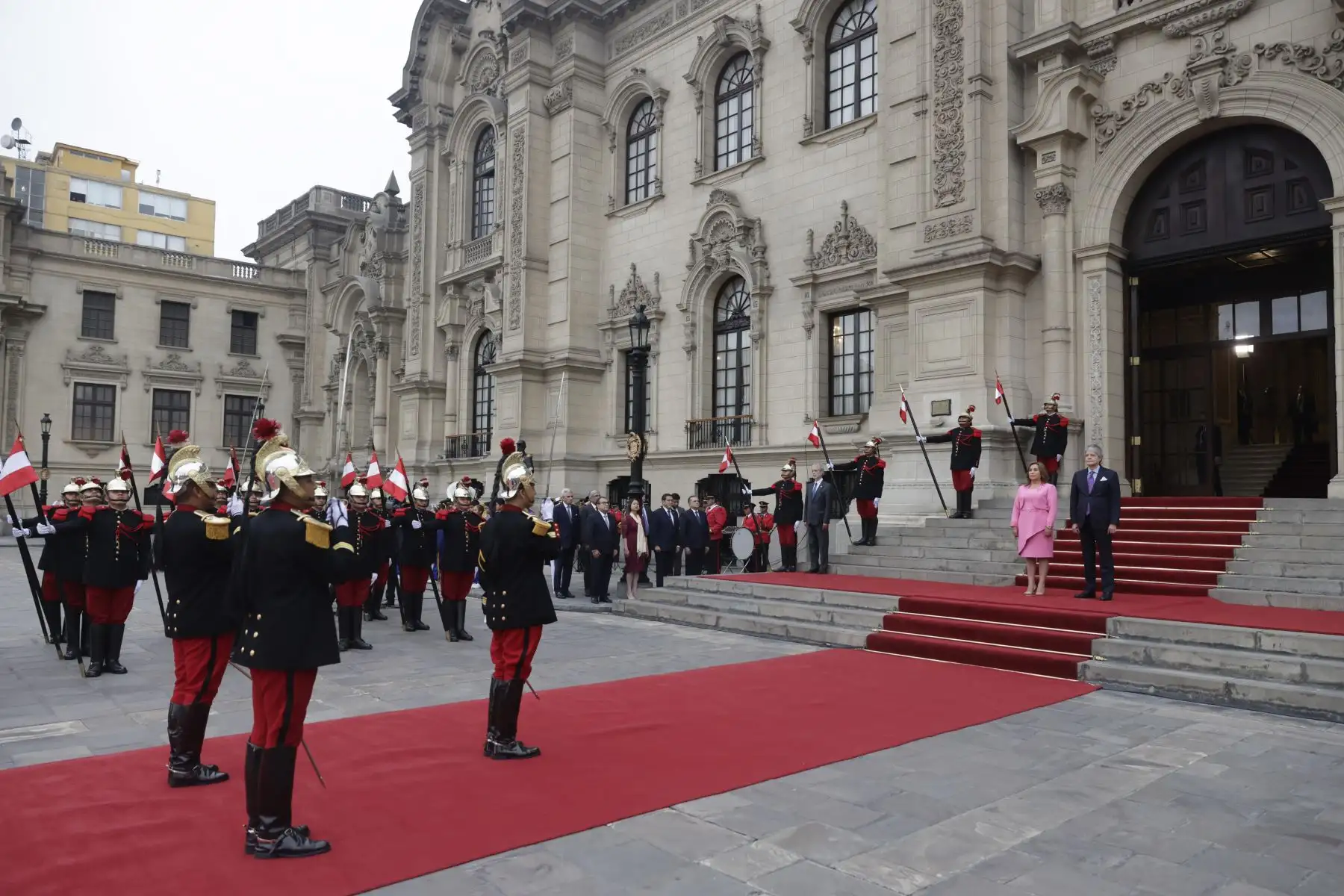 La mandataria Dina Ercilia Boluarte Zegarra recibió al presidente de Ecuador, Guillermo Lasso, en el marco del 25.° aniversario de la suscripción de los Acuerdos de Paz de Brasilia. Ambos mandatarios junto a los ministros de Estado de ambos países, sostuvieron una reunión donde afianzaron las relaciones y lazos de amistad que unen a nuestros pueblos.
Foto: ANDINA/Presidencia Perú