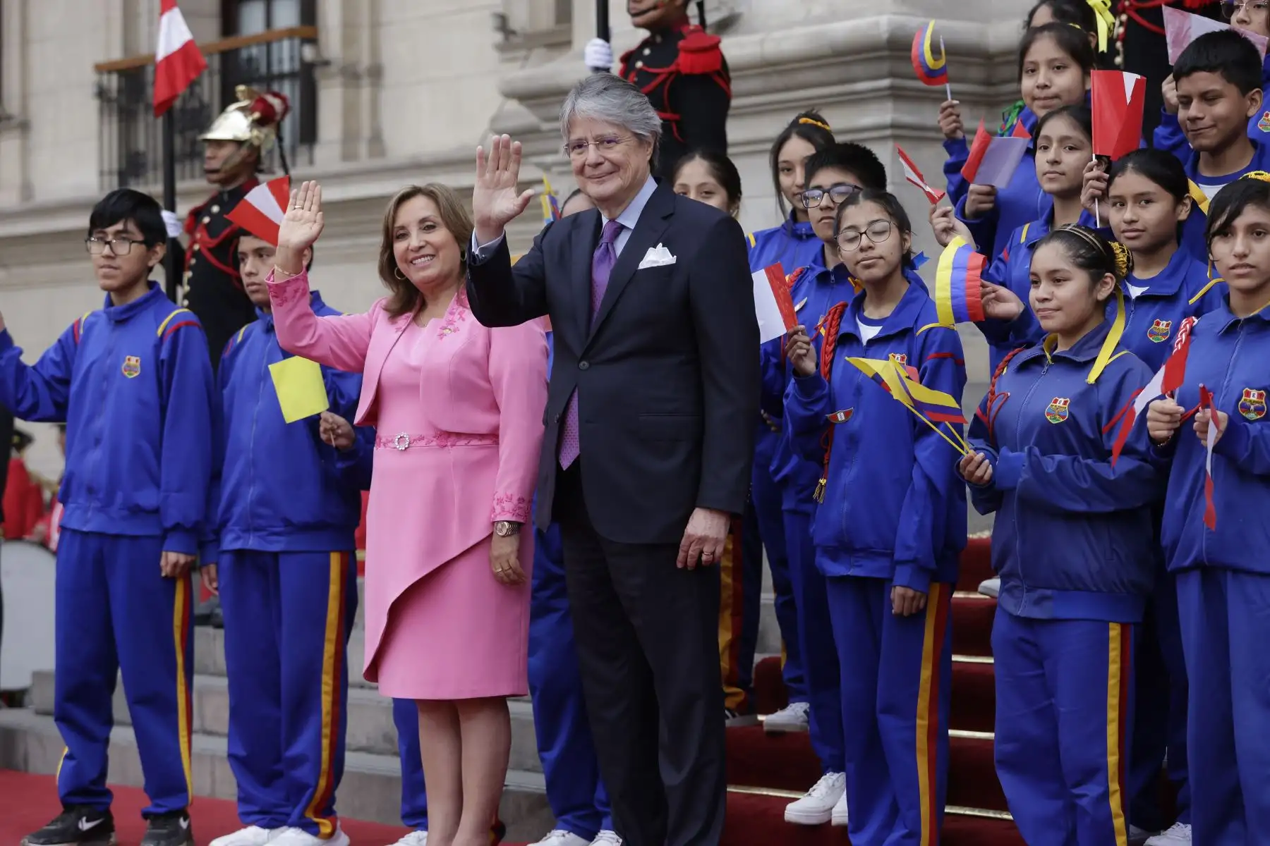 La mandataria Dina Ercilia Boluarte Zegarra recibió al presidente de Ecuador, Guillermo Lasso, en el marco del 25.° aniversario de la suscripción de los Acuerdos de Paz de Brasilia. Ambos mandatarios junto a los ministros de Estado de ambos países, sostuvieron una reunión donde afianzaron las relaciones y lazos de amistad que unen a nuestros pueblos.
Foto: ANDINA/Presidencia Perú