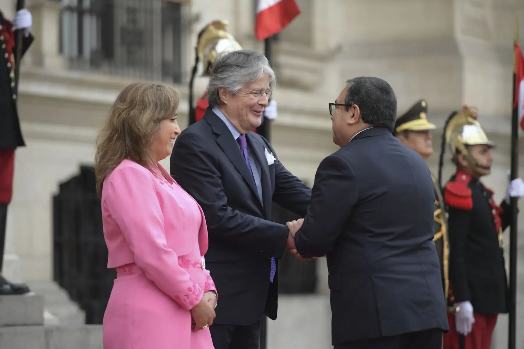 La mandataria Dina Ercilia Boluarte Zegarra recibió al presidente de Ecuador, Guillermo Lasso, en el marco del 25.° aniversario de la suscripción de los Acuerdos de Paz de Brasilia. Ambos mandatarios junto a los ministros de Estado de ambos países, sostuvieron una reunión donde afianzaron las relaciones y lazos de amistad que unen a nuestros pueblos.
Foto: ANDINA/Presidencia Perú