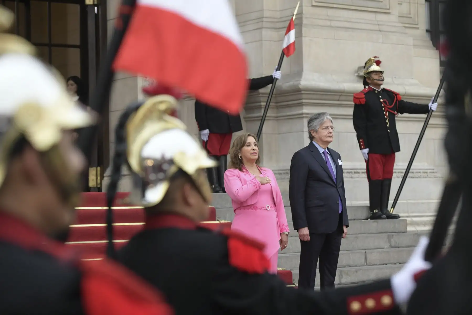 La mandataria Dina Ercilia Boluarte Zegarra recibió al presidente de Ecuador, Guillermo Lasso, en el marco del 25.° aniversario de la suscripción de los Acuerdos de Paz de Brasilia. Ambos mandatarios junto a los ministros de Estado de ambos países, sostuvieron una reunión donde afianzaron las relaciones y lazos de amistad que unen a nuestros pueblos.
Foto: ANDINA/Presidencia Perú