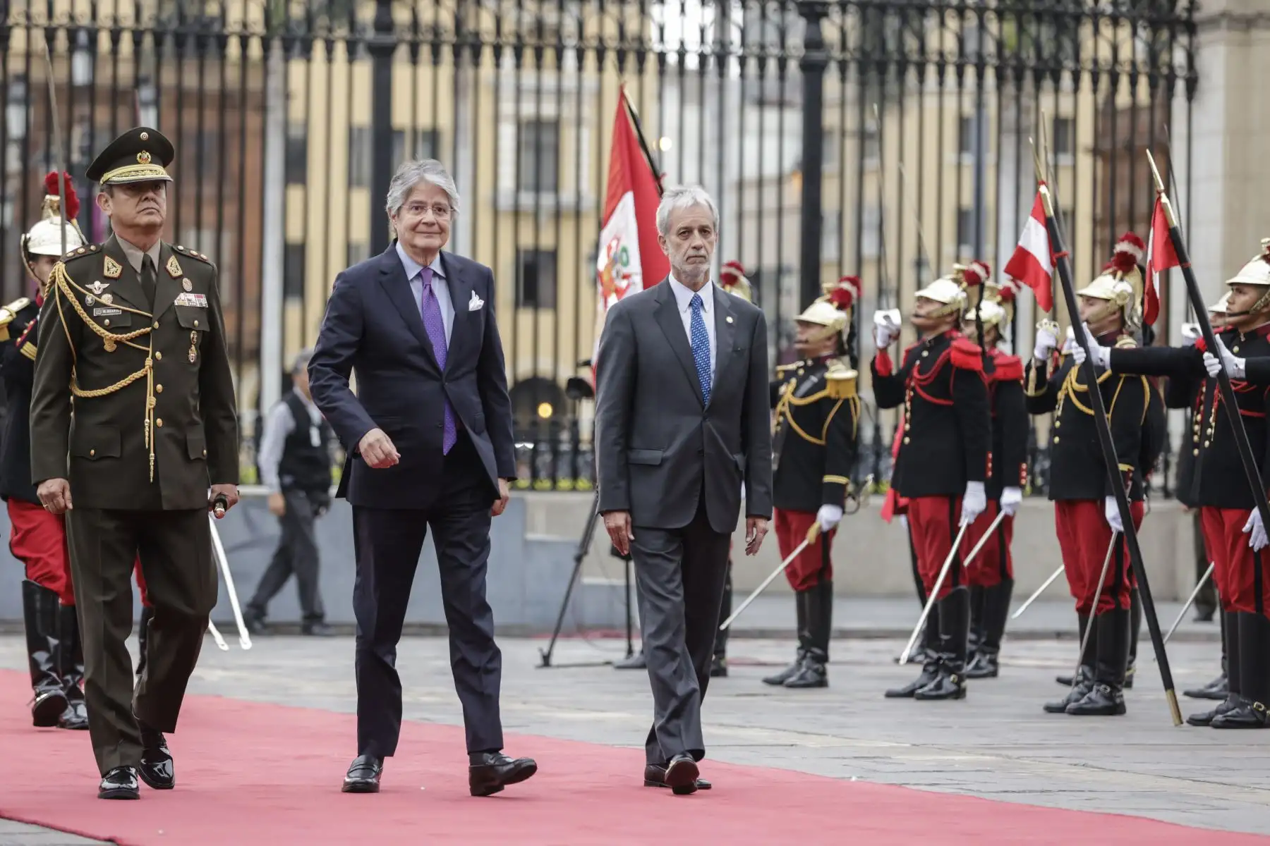 La mandataria Dina Ercilia Boluarte Zegarra recibió al presidente de Ecuador, Guillermo Lasso, en el marco del 25.° aniversario de la suscripción de los Acuerdos de Paz de Brasilia. Ambos mandatarios junto a los ministros de Estado de ambos países, sostuvieron una reunión donde afianzaron las relaciones y lazos de amistad que unen a nuestros pueblos.
Foto: ANDINA/Presidencia Perú