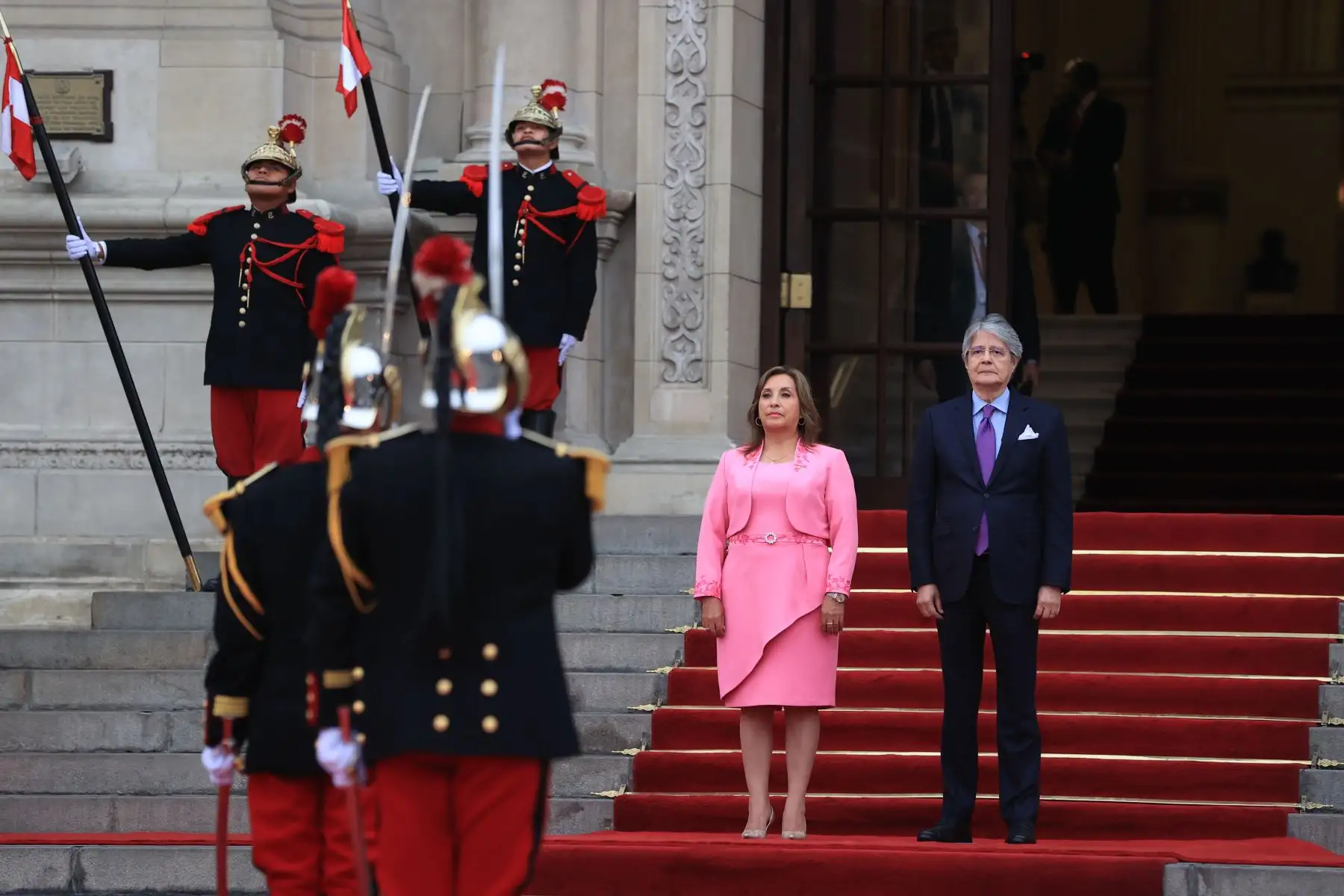 La mandataria Dina Ercilia Boluarte Zegarra recibió al presidente de Ecuador, Guillermo Lasso, en el marco del 25.° aniversario de la suscripción de los Acuerdos de Paz de Brasilia. Ambos mandatarios junto a los ministros de Estado de ambos países, sostuvieron una reunión donde afianzaron las relaciones y lazos de amistad que unen a nuestros pueblos.
Foto: ANDINA/Presidencia Perú