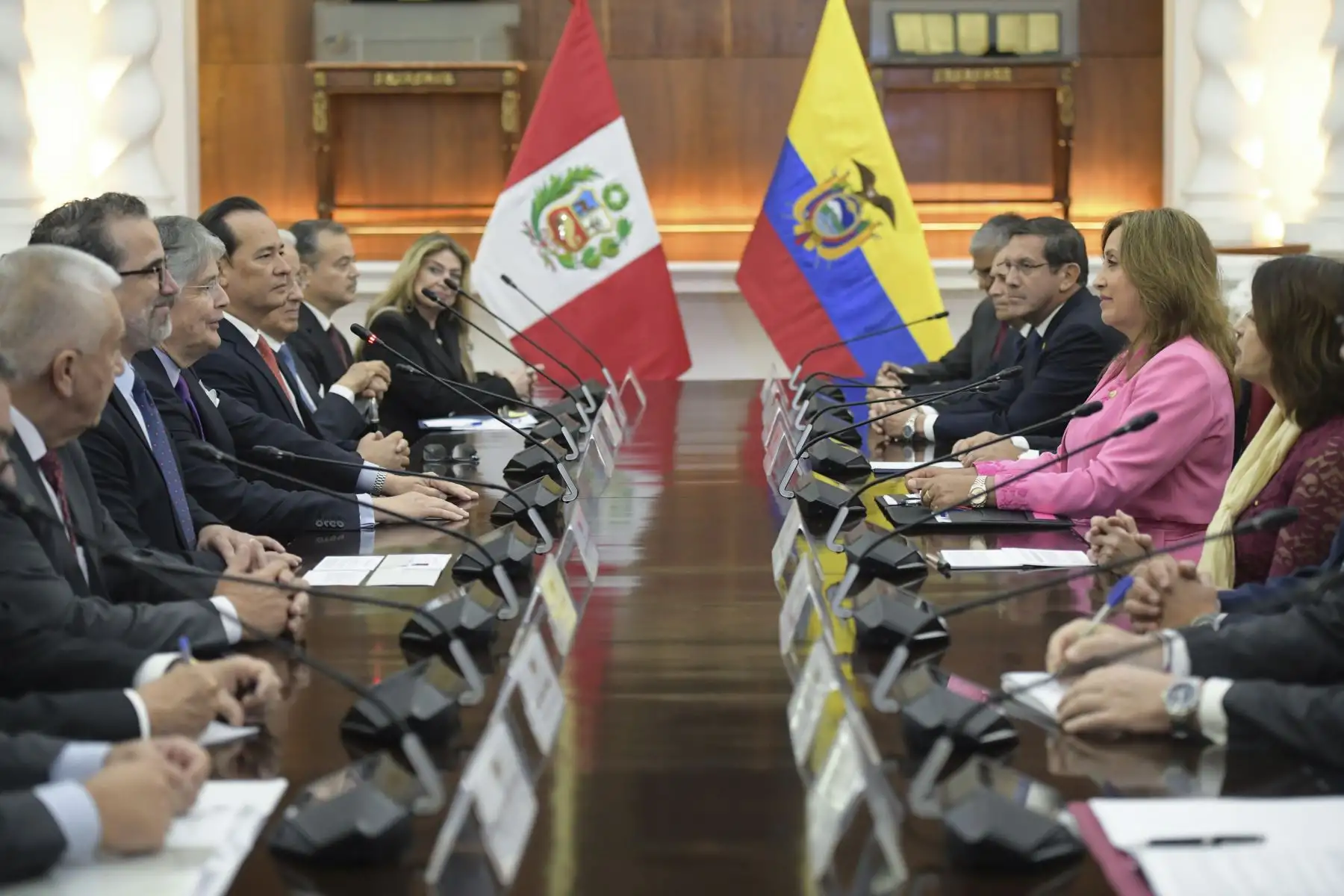La mandataria Dina Ercilia Boluarte Zegarra recibió al presidente de Ecuador, Guillermo Lasso, en el marco del 25.° aniversario de la suscripción de los Acuerdos de Paz de Brasilia. Ambos mandatarios junto a los ministros de Estado de ambos países, sostuvieron una reunión donde afianzaron las relaciones y lazos de amistad que unen a nuestros pueblos.
Foto: ANDINA/Presidencia Perú