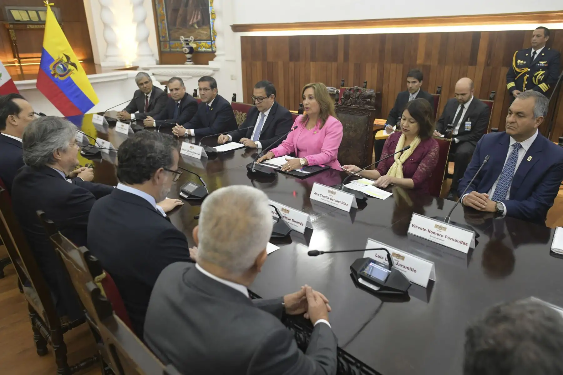 La mandataria Dina Ercilia Boluarte Zegarra recibió al presidente de Ecuador, Guillermo Lasso, en el marco del 25.° aniversario de la suscripción de los Acuerdos de Paz de Brasilia. Ambos mandatarios junto a los ministros de Estado de ambos países, sostuvieron una reunión donde afianzaron las relaciones y lazos de amistad que unen a nuestros pueblos.
Foto: ANDINA/Presidencia Perú
