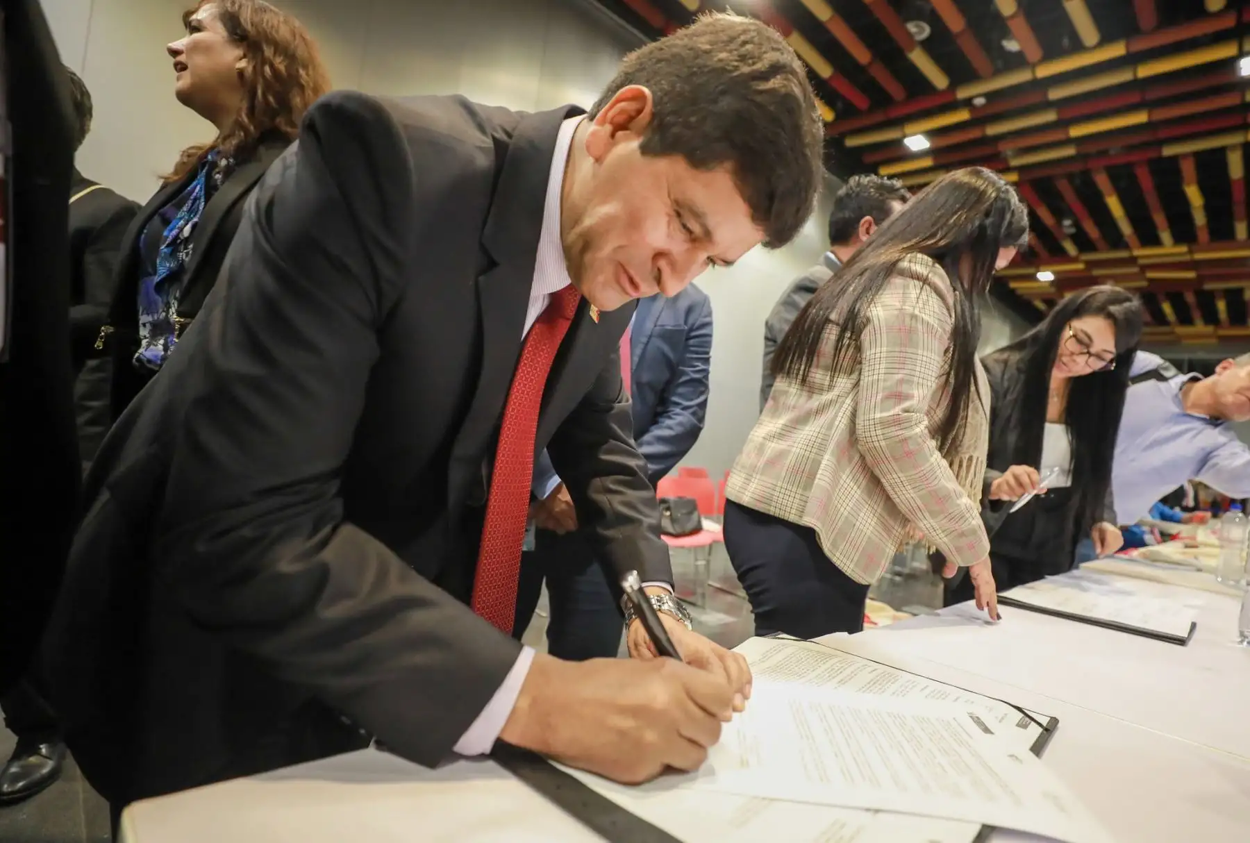 El ministro de Desarrollo e Inclusión Social (Midis), Julio Demartini, participó en la primera sesión de la Comisión Intergubernamental del Sector de Desarrollo e Inclusión Social (Cidis) del 2023, en donde los gobiernos regionales y locales suscribieron el pacto nacional por el desarrollo infantil temprano, seguridad alimentaria y la lucha contra la anemia infantil que busca cerrar estas brechas sociales y mejorar la calidad de vida de más de nueve millones peruanos que viven en situación de pobreza.
Foto: ANDINA/MIDIS