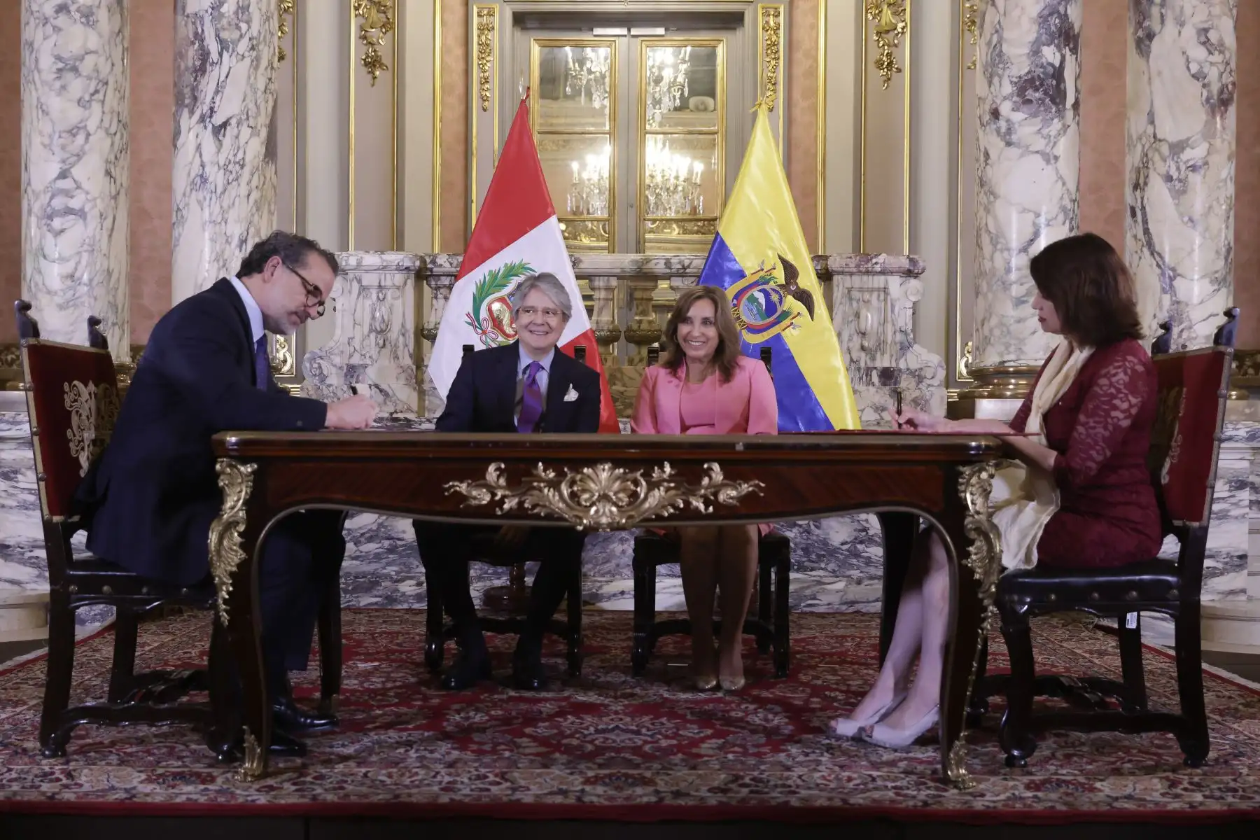 La presidenta Dina Boluarte y el mandatario ecuatoriano, Guillermo Lasso, participaron en la ceremonia de suscripción de las notas reversales sobre la ampliación de la vigencia del Plan Binacional de Desarrollo de la Región Fronteriza Perú-Ecuador y en la firma del reglamento del acuerdo que establece la Comisión Binacional para la Gestión Integrada de los Recursos Hídricos de las Cuencas Hidrográficas Transfronterizas entre Perú y Ecuador.
Foto: ANDINA/Presidencia Perú
