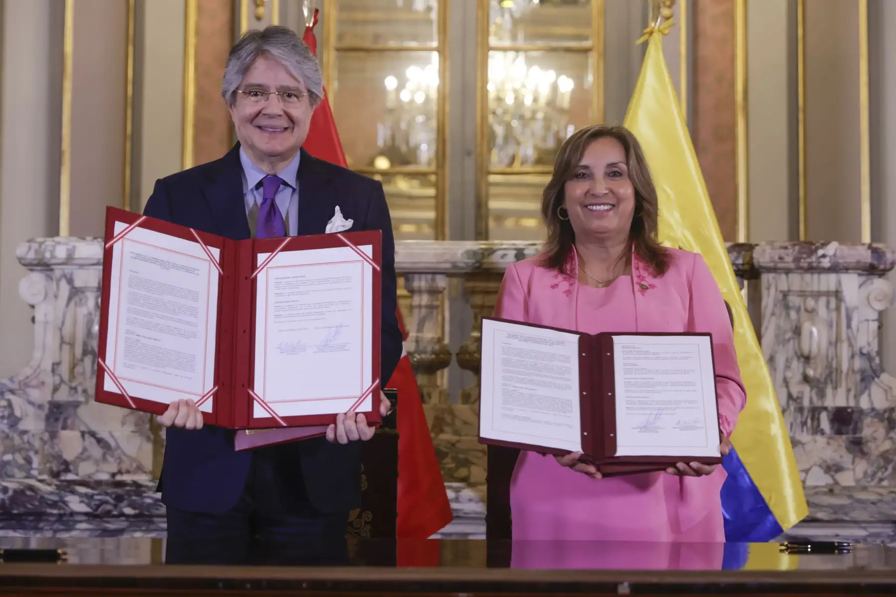 La presidenta Dina Boluarte y el mandatario ecuatoriano, Guillermo Lasso, participaron en la ceremonia de suscripción de las notas reversales sobre la ampliación de la vigencia del Plan Binacional de Desarrollo de la Región Fronteriza Perú-Ecuador y en la firma del reglamento del acuerdo que establece la Comisión Binacional para la Gestión Integrada de los Recursos Hídricos de las Cuencas Hidrográficas Transfronterizas entre Perú y Ecuador.
Foto: ANDINA/Presidencia Perú