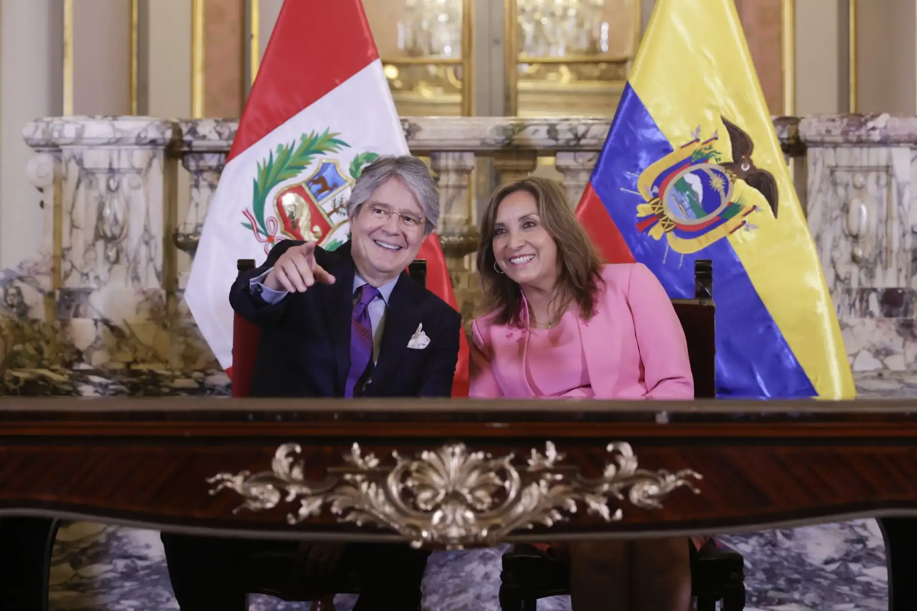 La presidenta Dina Boluarte y el mandatario ecuatoriano, Guillermo Lasso, participaron en la ceremonia de suscripción de las notas reversales sobre la ampliación de la vigencia del Plan Binacional de Desarrollo de la Región Fronteriza Perú-Ecuador y en la firma del reglamento del acuerdo que establece la Comisión Binacional para la Gestión Integrada de los Recursos Hídricos de las Cuencas Hidrográficas Transfronterizas entre Perú y Ecuador.
Foto: ANDINA/Presidencia Perú