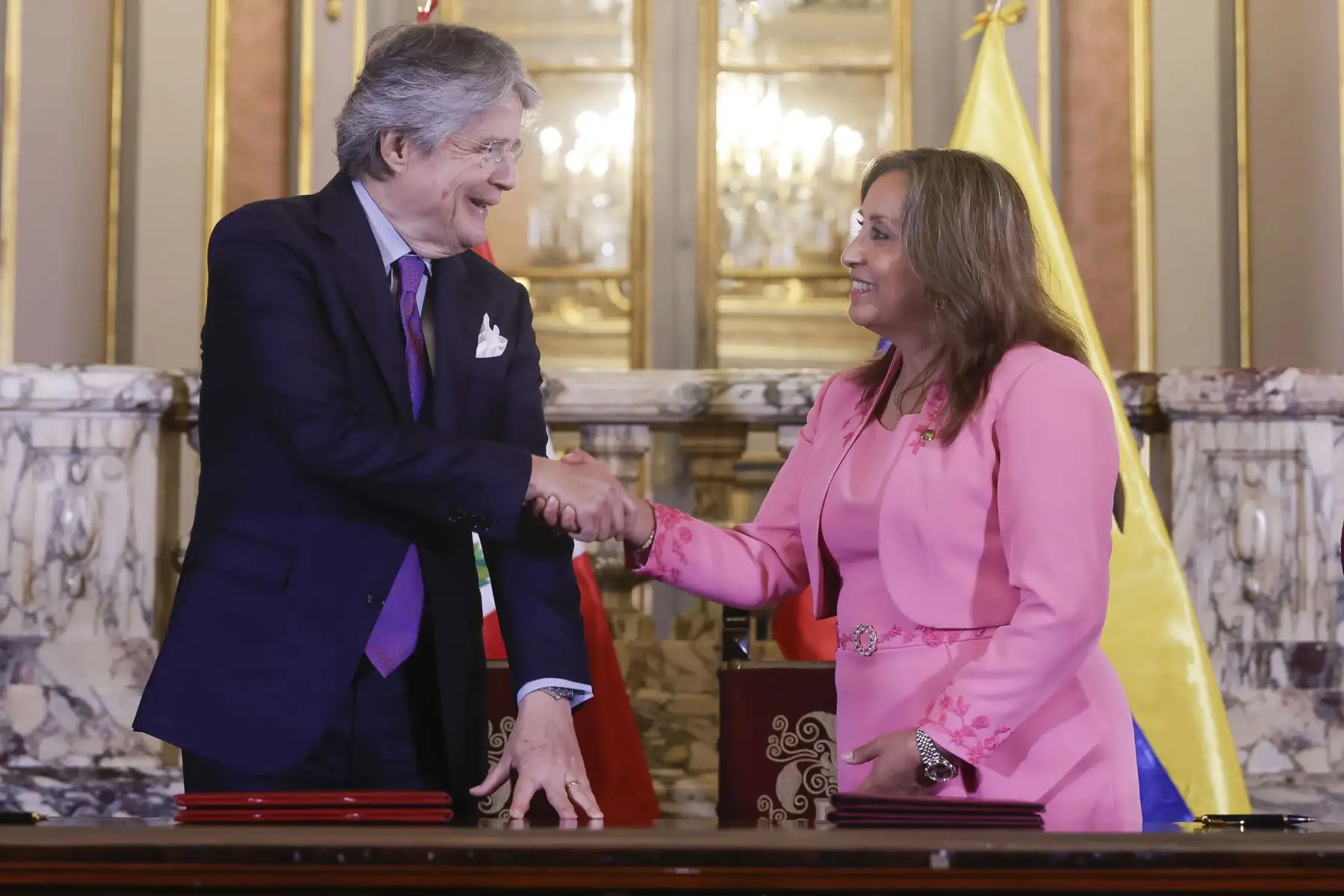 La presidenta Dina Boluarte y el mandatario ecuatoriano, Guillermo Lasso, participaron en la ceremonia de suscripción de las notas reversales sobre la ampliación de la vigencia del Plan Binacional de Desarrollo de la Región Fronteriza Perú-Ecuador y en la firma del reglamento del acuerdo que establece la Comisión Binacional para la Gestión Integrada de los Recursos Hídricos de las Cuencas Hidrográficas Transfronterizas entre Perú y Ecuador.
Foto: ANDINA/Presidencia Perú