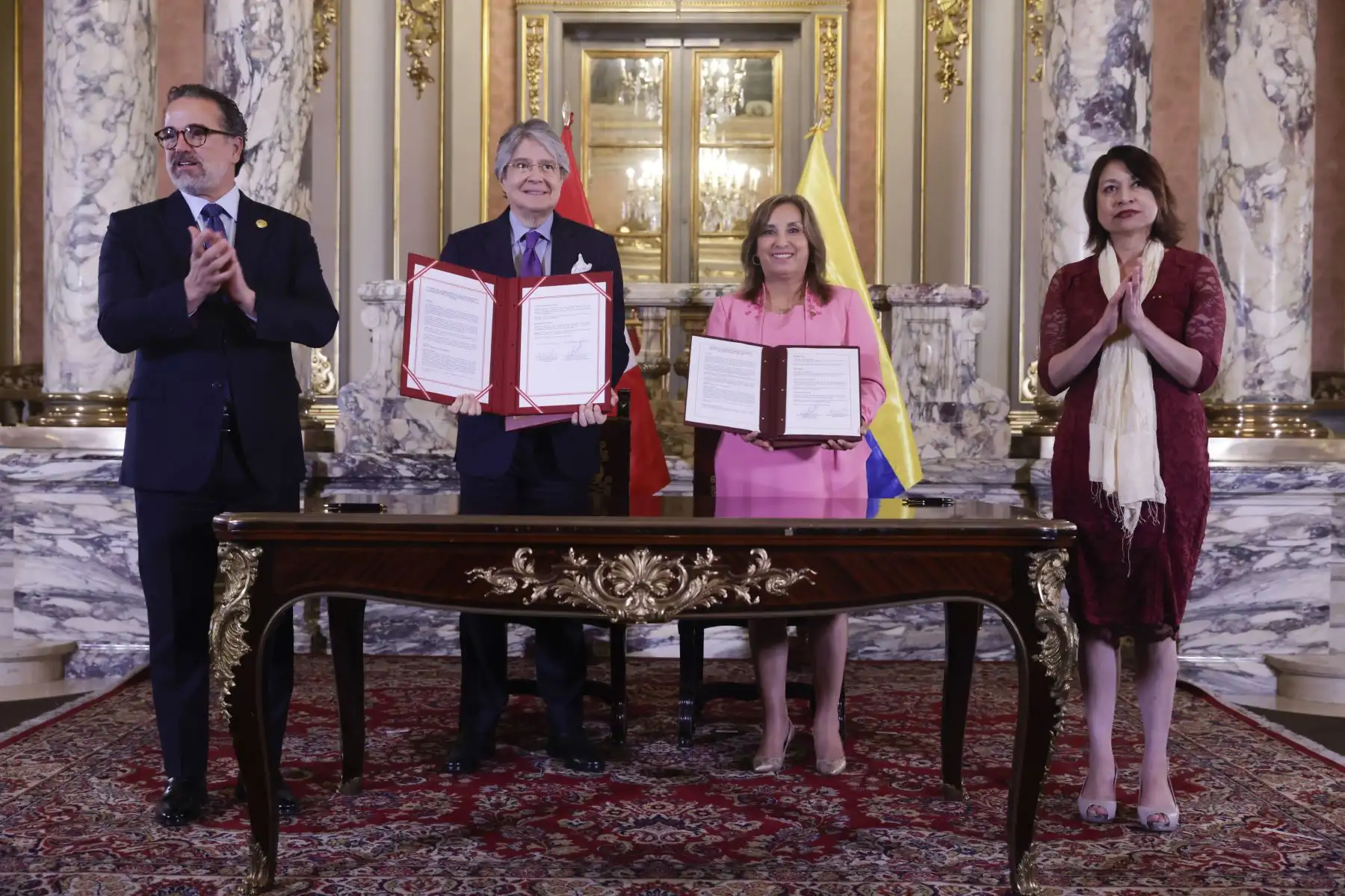La presidenta Dina Boluarte y el mandatario ecuatoriano, Guillermo Lasso, participaron en la ceremonia de suscripción de las notas reversales sobre la ampliación de la vigencia del Plan Binacional de Desarrollo de la Región Fronteriza Perú-Ecuador y en la firma del reglamento del acuerdo que establece la Comisión Binacional para la Gestión Integrada de los Recursos Hídricos de las Cuencas Hidrográficas Transfronterizas entre Perú y Ecuador.
Foto: ANDINA/Presidencia Perú
