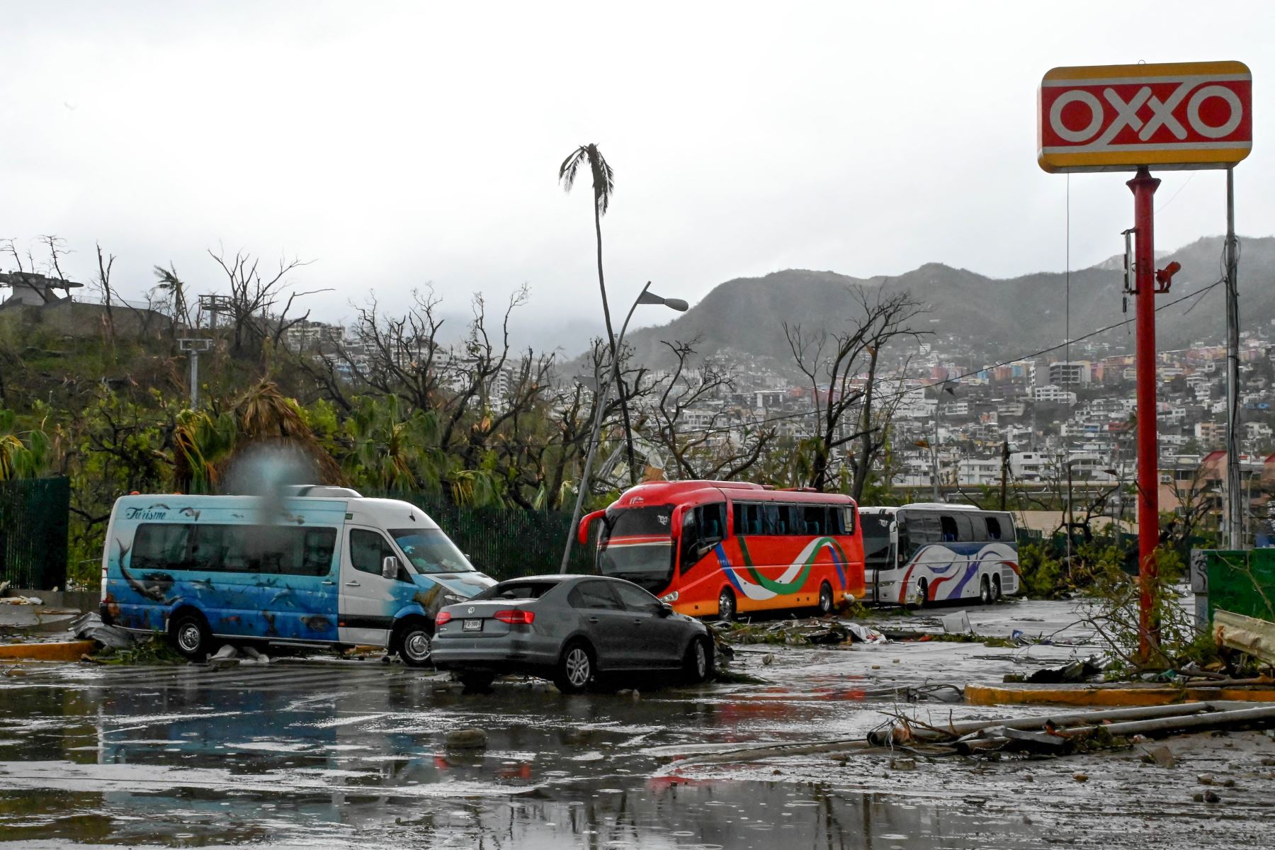 Vista de los daños causados tras el paso del huracán Otis en Acapulco, estado de Guerrero, México, el 25 de octubre de 2023.
Foto: AFP