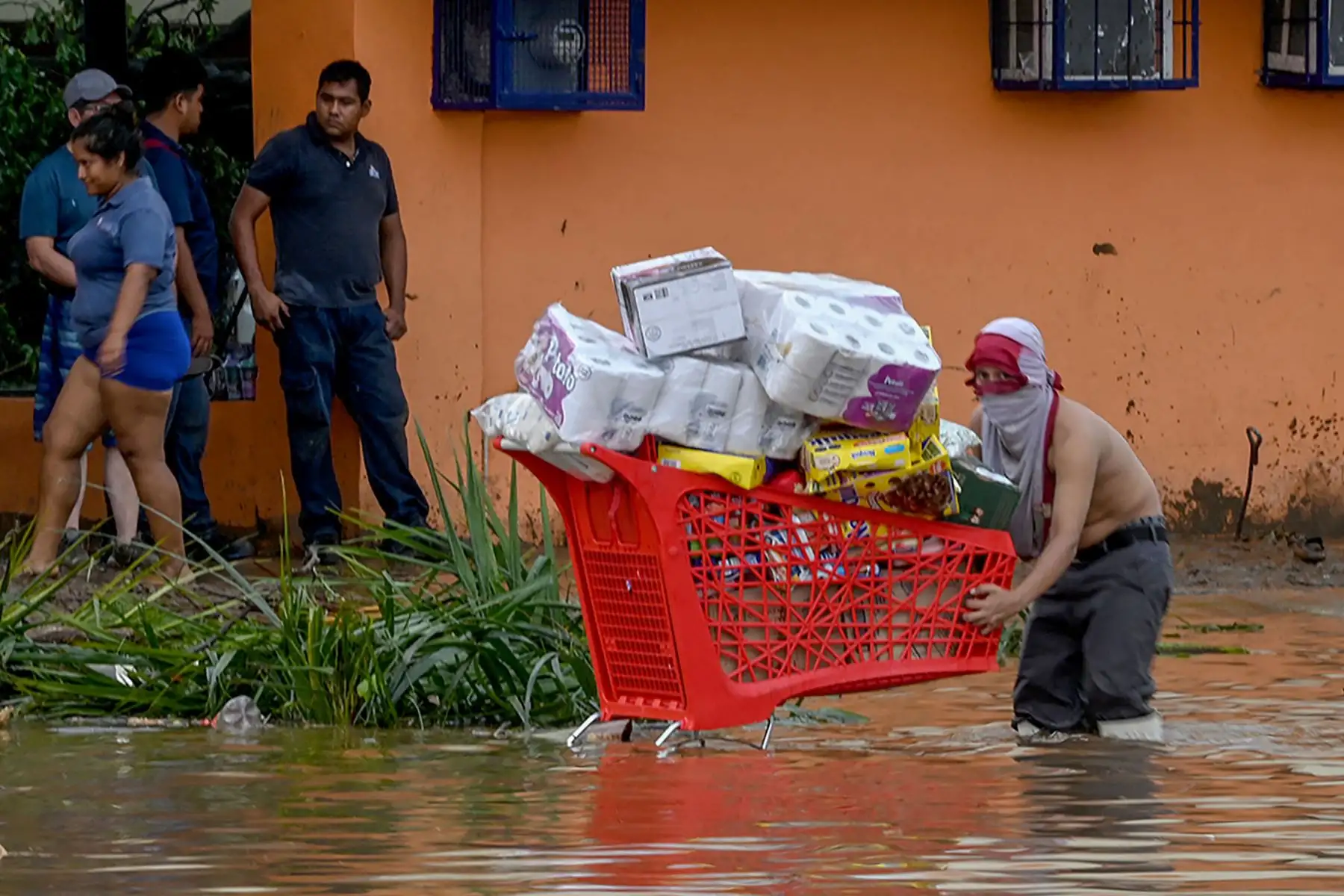 Un saqueador lleva un carrito lleno de bienes robados de un supermercado tras el paso del huracán Otis en Acapulco, estado de Guerrero, México, el 25 de octubre de 2023.
Foto: AFP