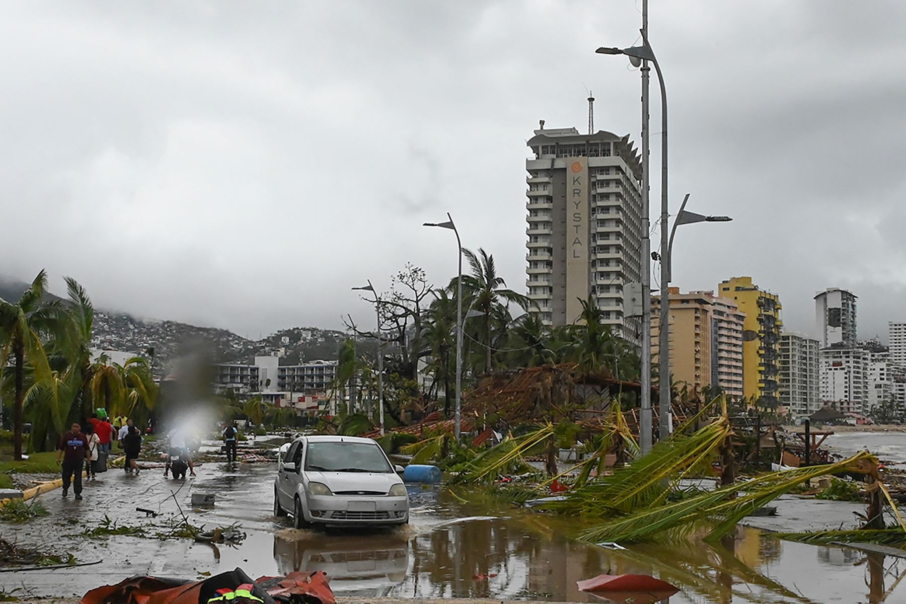 Las autoridades mexicanas se apresuraron a enviar ayuda de emergencia, restablecer las comunicaciones y evaluar los daños en el balneario de Acapulco en el Pacífico el miércoles después de que el huracán dejara un rastro de destrucción y turistas varados.
Foto: AFP