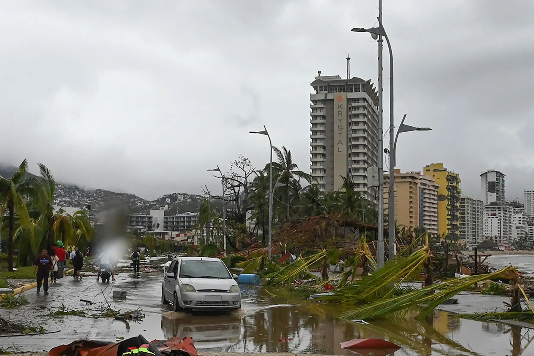 Las autoridades mexicanas se apresuraron a enviar ayuda de emergencia, restablecer las comunicaciones y evaluar los daños en el balneario de Acapulco en el Pacífico el miércoles después de que el huracán dejara un rastro de destrucción y turistas varados.
Foto: AFP