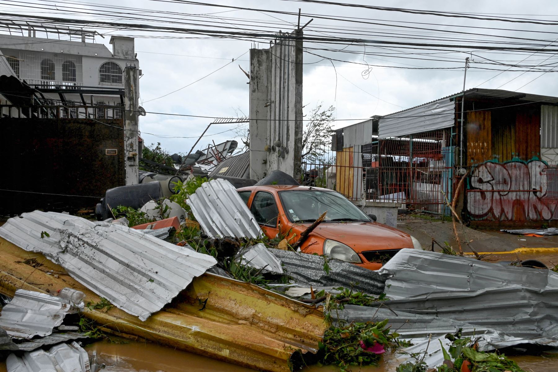 Las autoridades mexicanas se apresuraron a enviar ayuda de emergencia, restablecer las comunicaciones y evaluar los daños en el balneario de Acapulco en el Pacífico el miércoles después de que el huracán dejara un rastro de destrucción y turistas varados.
Foto: AFP