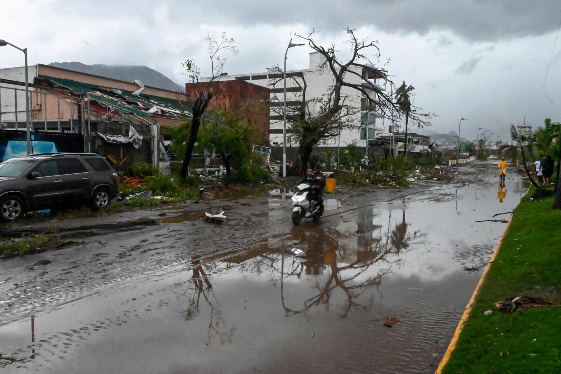 Las autoridades mexicanas se apresuraron a enviar ayuda de emergencia, restablecer las comunicaciones y evaluar los daños en el balneario de Acapulco en el Pacífico el miércoles después de que el huracán dejara un rastro de destrucción y turistas varados.
Foto: AFP