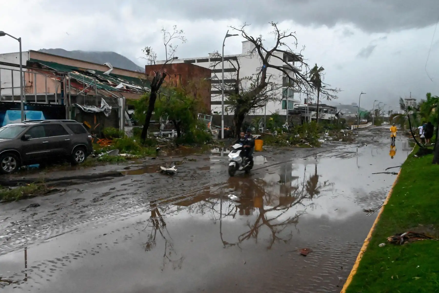 Las autoridades mexicanas se apresuraron a enviar ayuda de emergencia, restablecer las comunicaciones y evaluar los daños en el balneario de Acapulco en el Pacífico el miércoles después de que el huracán dejara un rastro de destrucción y turistas varados.
Foto: AFP