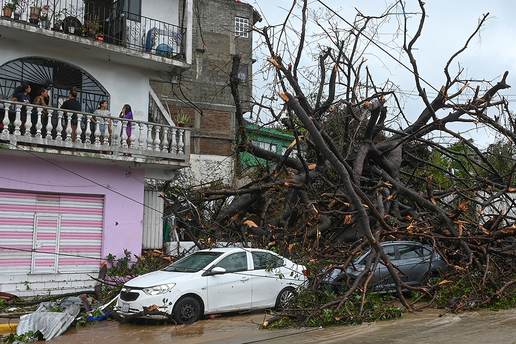 Las autoridades mexicanas se apresuraron a enviar ayuda de emergencia, restablecer las comunicaciones y evaluar los daños en el balneario de Acapulco en el Pacífico el miércoles después de que el huracán dejara un rastro de destrucción y turistas varados.
Foto: AFP