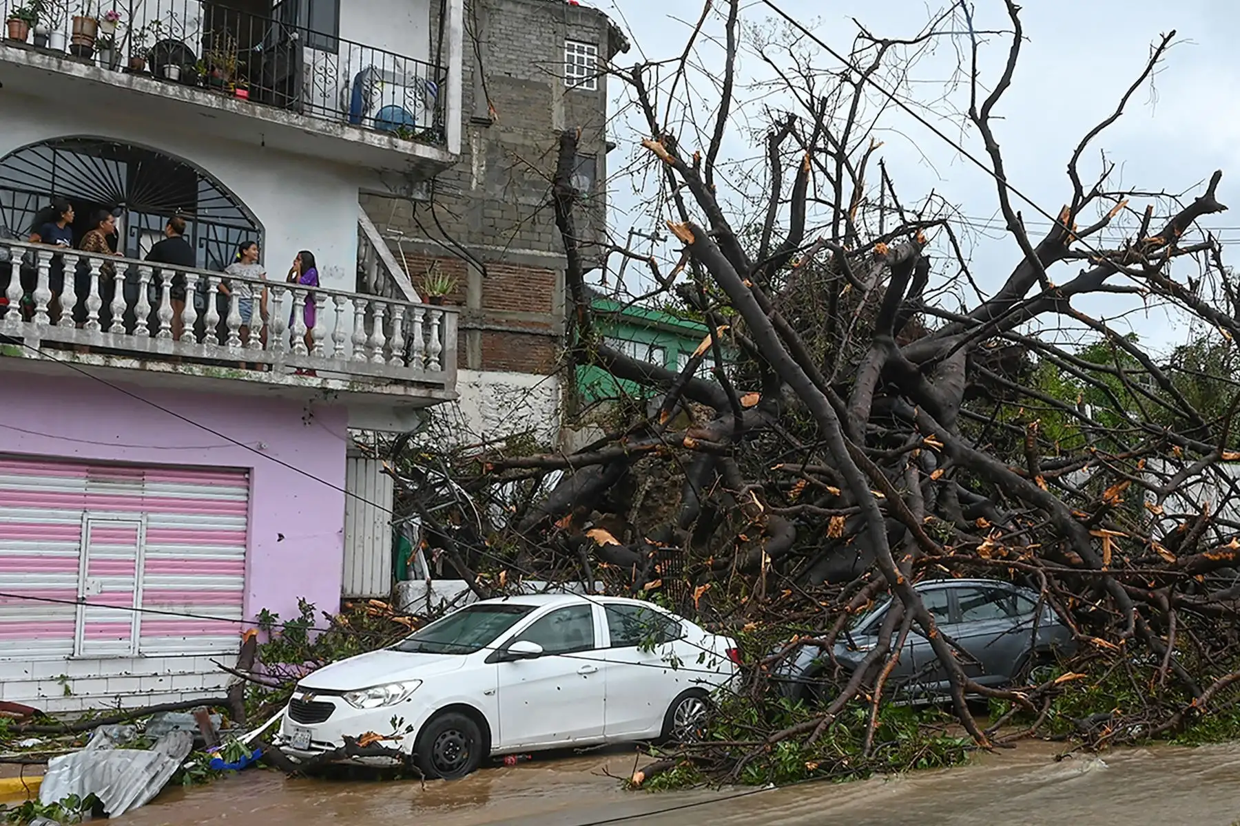 Las autoridades mexicanas se apresuraron a enviar ayuda de emergencia, restablecer las comunicaciones y evaluar los daños en el balneario de Acapulco en el Pacífico el miércoles después de que el huracán dejara un rastro de destrucción y turistas varados.
Foto: AFP
