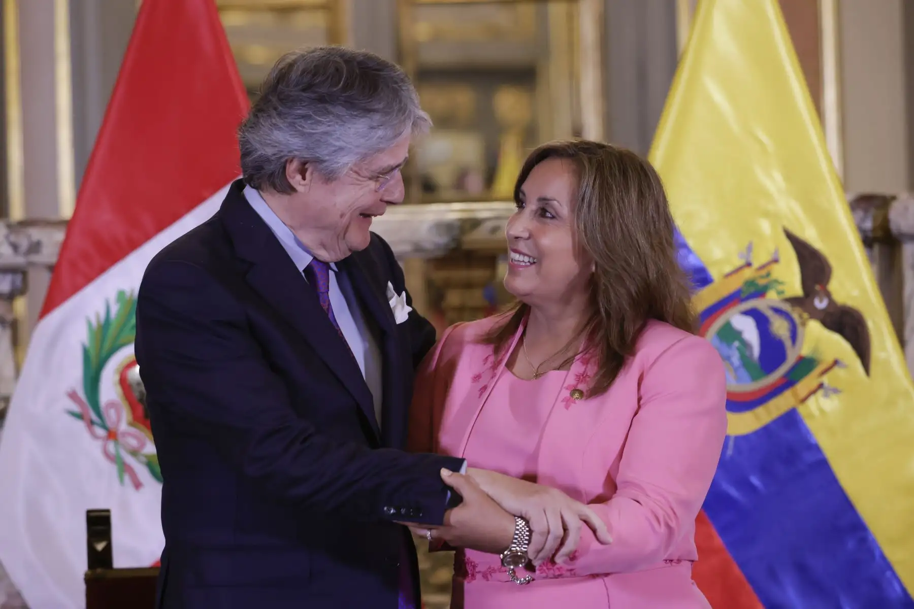 La mandataria Dina Boluarte condecoró al presidente de Ecuador, Guillermo Lasso, con la Orden El Sol del Perú, en el grado de Gran Collar, en el Salón Dorado de Palacio de Gobierno.
Foto: ANDINA/Presidencia Perú