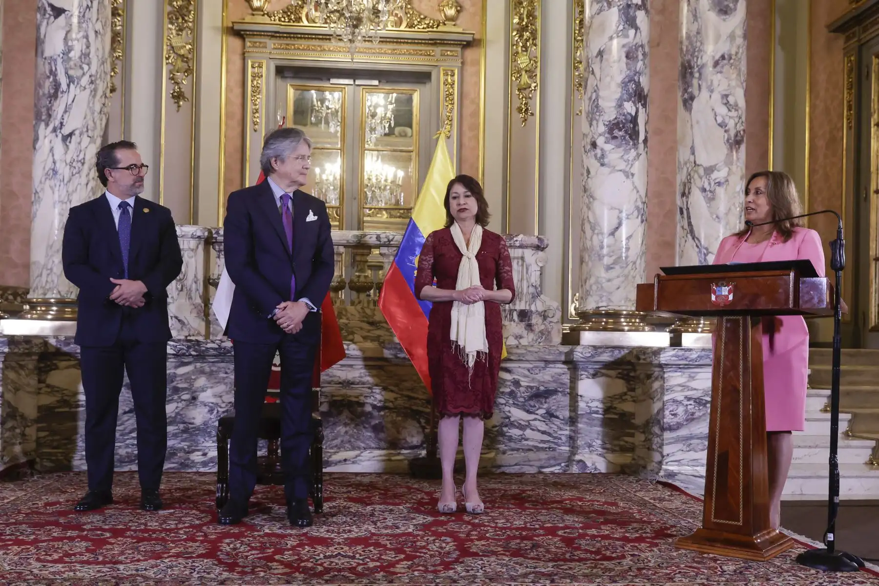 La mandataria Dina Boluarte condecoró al presidente de Ecuador, Guillermo Lasso, con la Orden El Sol del Perú, en el grado de Gran Collar, en el Salón Dorado de Palacio de Gobierno.
Foto: ANDINA/Presidencia Perú