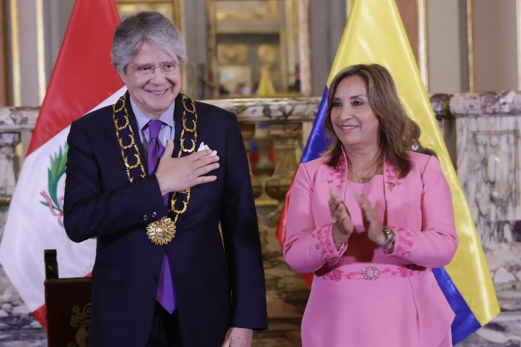 La mandataria Dina Boluarte condecoró al presidente de Ecuador, Guillermo Lasso, con la Orden El Sol del Perú, en el grado de Gran Collar, en el Salón Dorado de Palacio de Gobierno.
Foto: ANDINA/Presidencia Perú