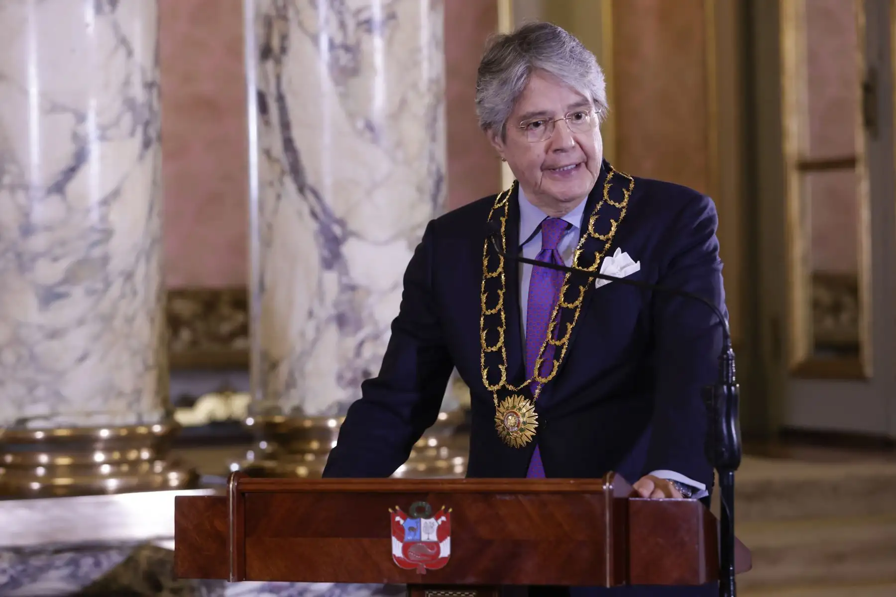 La mandataria Dina Boluarte condecoró al presidente de Ecuador, Guillermo Lasso, con la Orden El Sol del Perú, en el grado de Gran Collar, en el Salón Dorado de Palacio de Gobierno.
Foto: ANDINA/Presidencia Perú