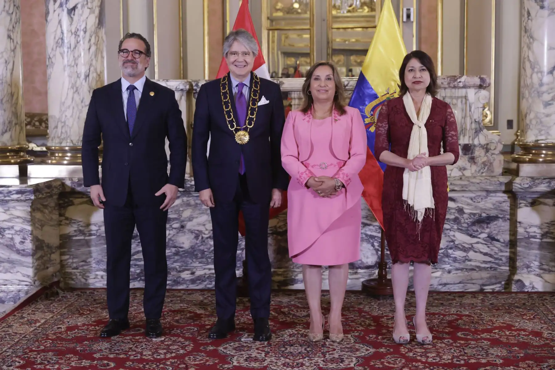 La mandataria Dina Boluarte condecoró al presidente de Ecuador, Guillermo Lasso, con la Orden El Sol del Perú, en el grado de Gran Collar, en el Salón Dorado de Palacio de Gobierno.
Foto: ANDINA/Presidencia Perú
