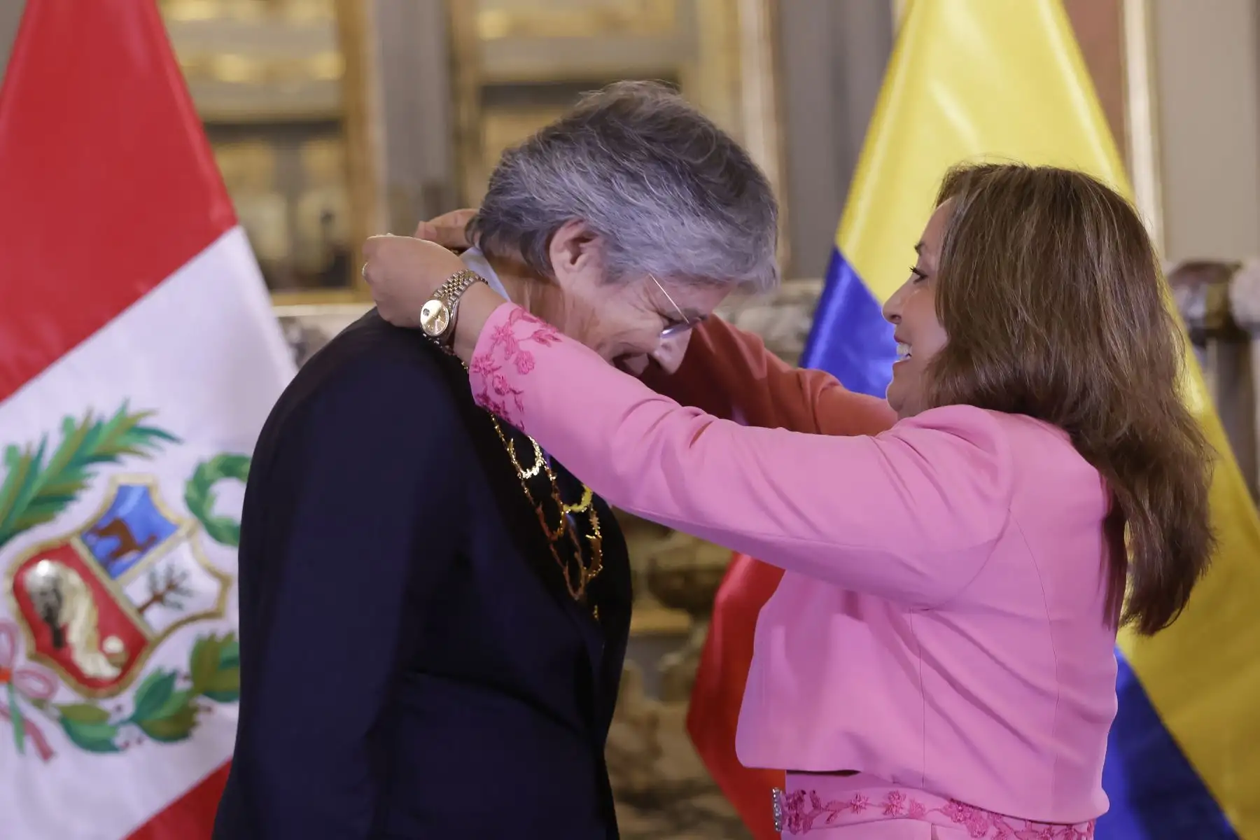 La mandataria Dina Boluarte condecoró al presidente de Ecuador, Guillermo Lasso, con la Orden El Sol del Perú, en el grado de Gran Collar, en el Salón Dorado de Palacio de Gobierno.
Foto: ANDINA/Presidencia Perú