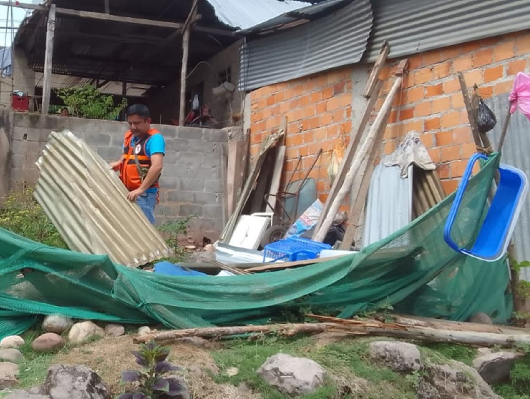 El Gobierno Regional de San Martín entregó ayuda humanitaria a las familias damnificadas por vientos fuertes que afectó a varios centros poblados del distrito de Tabalosos, provincia de Lamas. ANDINA/Difusión